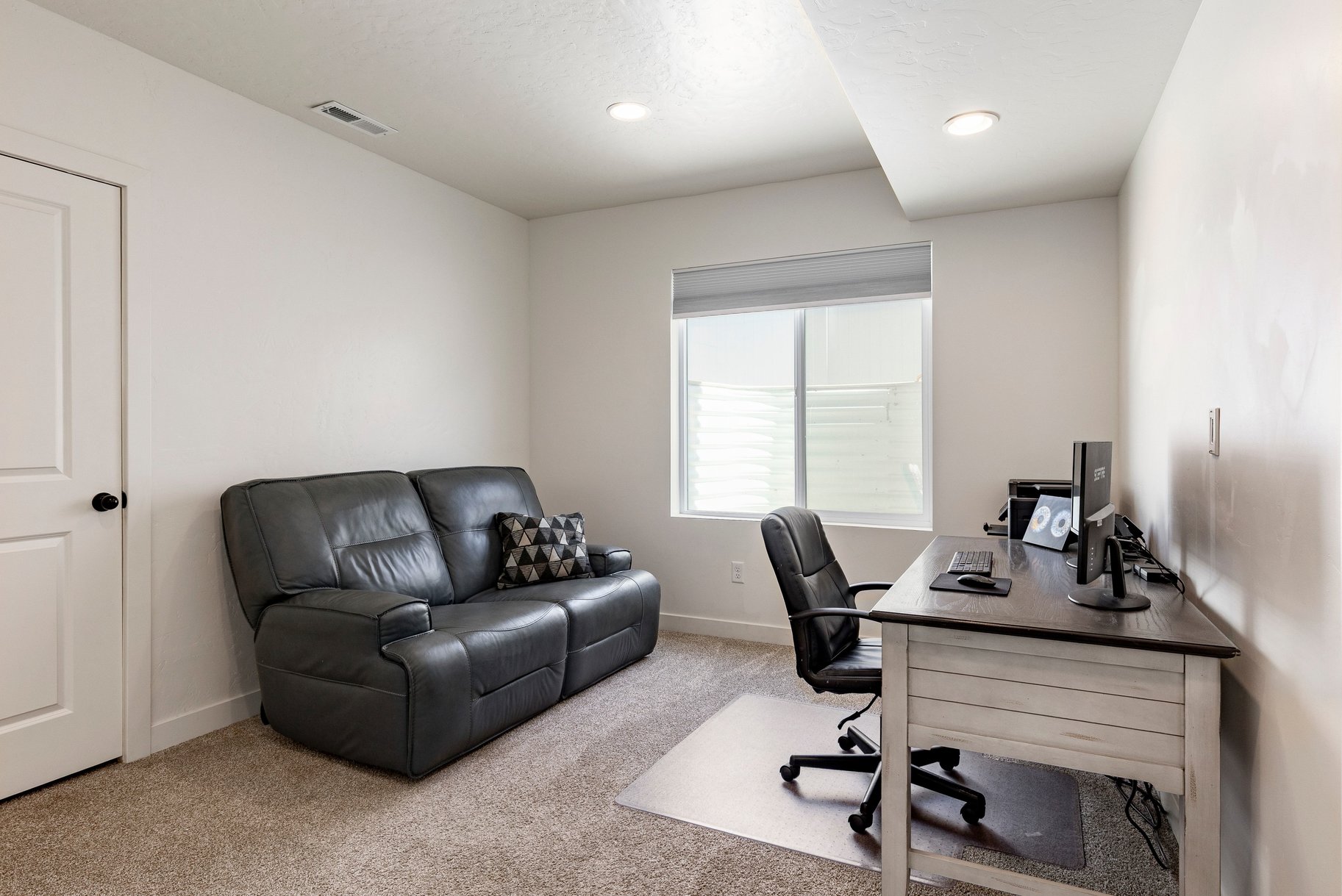  Spacious rambler with ADU. Open design and backyard made for living. - 物件實景