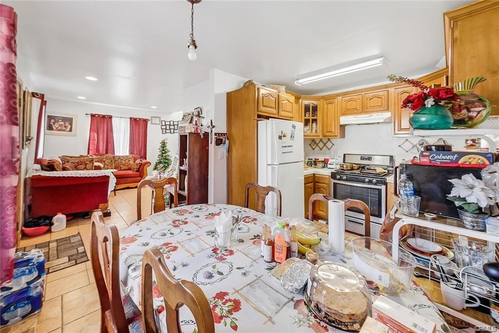 Huntington Park, California, 90255, United States, 4 Bedrooms Bedrooms, ,Residential,For Sale,1978486