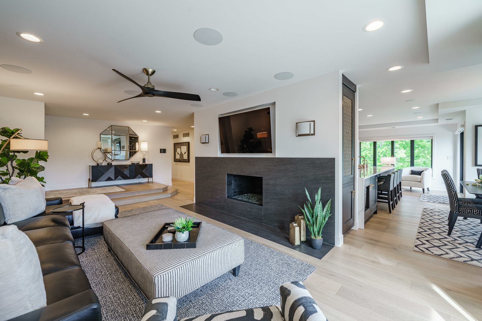 Oak Brook, Illinois, 60523, United States, 2 Bedrooms Bedrooms, ,2 BathroomsBathrooms,Residential,For Sale,1927231