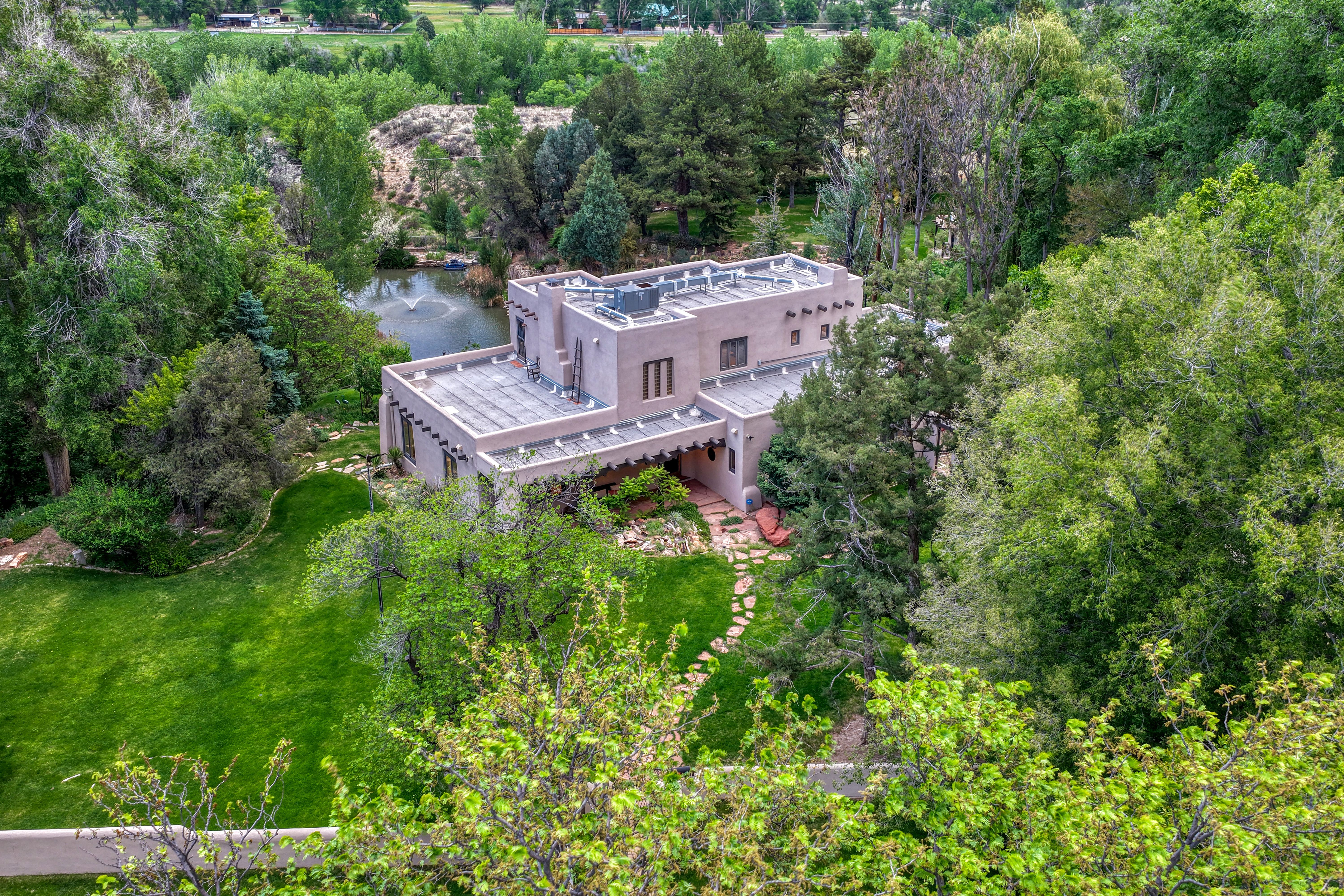  Introducing the Harold Florman House, a Rare and Authentic 1939 Pueblo Revival - 物件實景