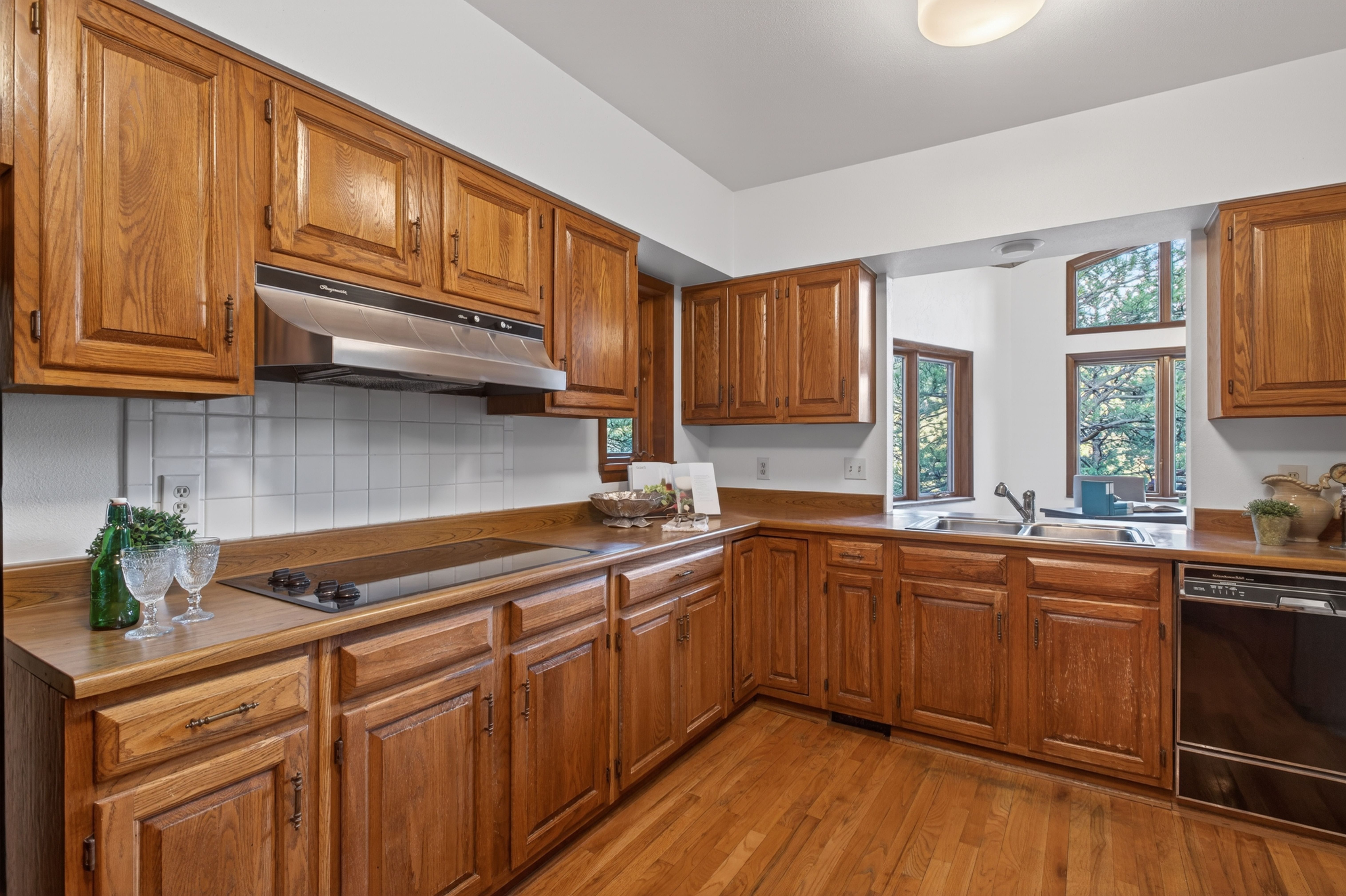  Ranch-style Custom Home on 1.16 Acre Sunny and Treed Lot in Genesee - 物件實景