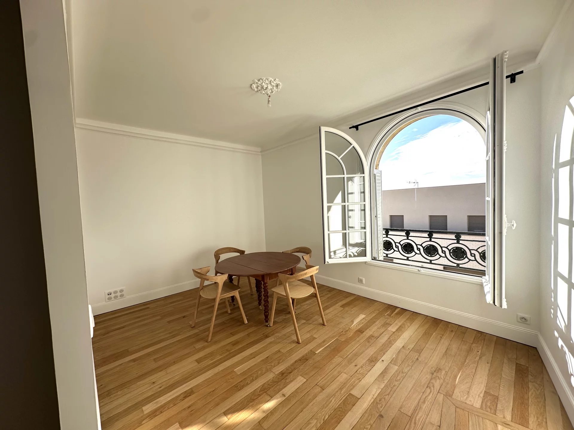 Le Vésinet, Île-de-France, 78110, FR, 2 Bedrooms Bedrooms, ,1 BathroomBathrooms,Residential,For Sale,2003303