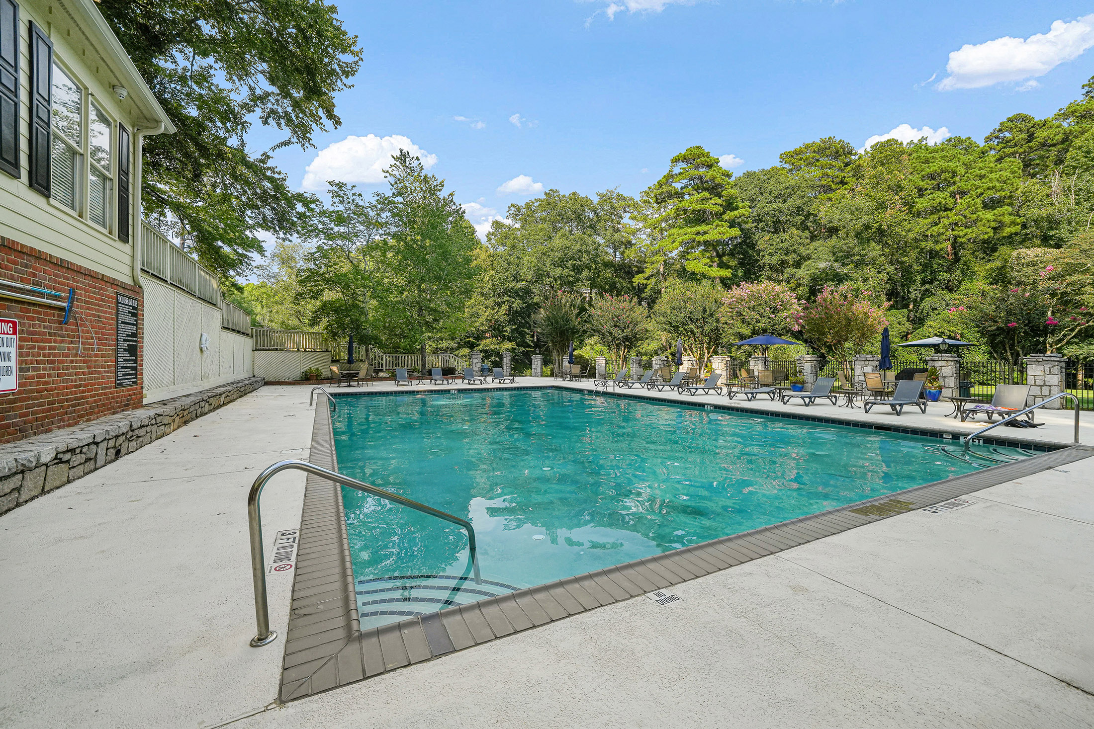  Beautiful Brick Townhome Offers Peaceful Park-like Living in Buckhead - 物件實景