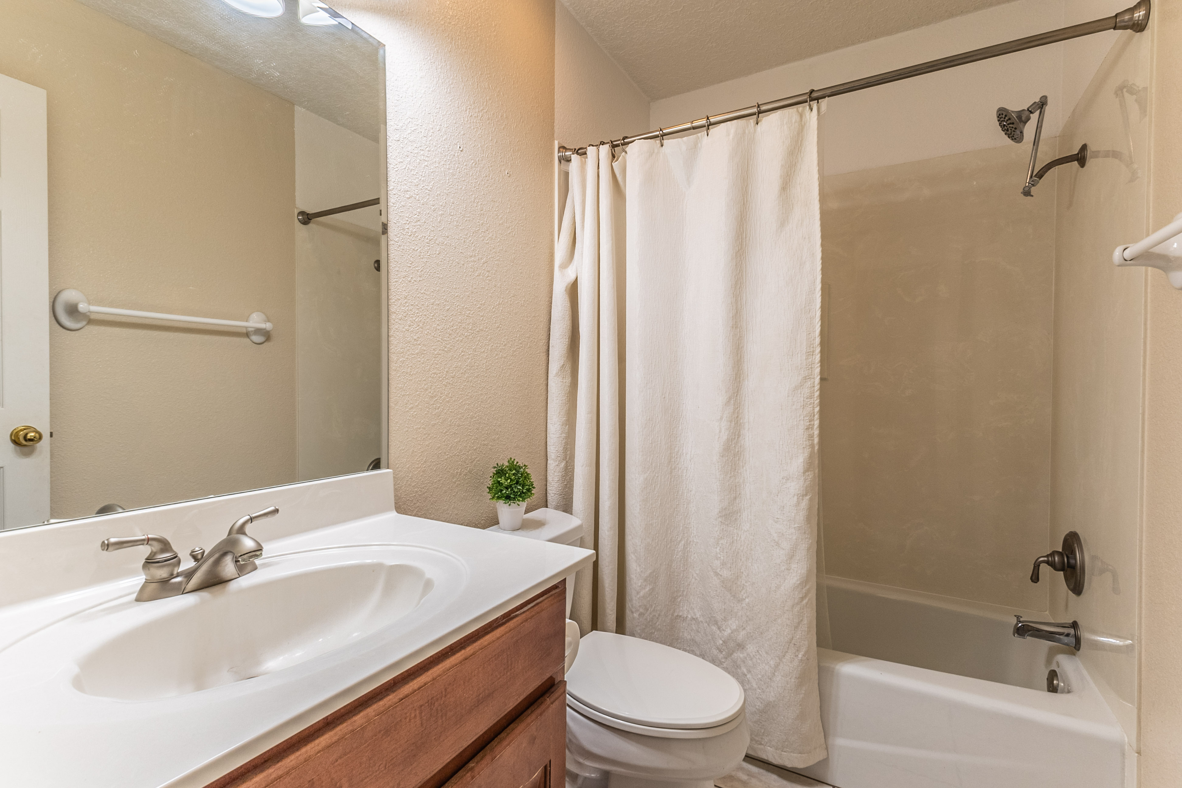 Farmington, New Mexico, 87402, United States, 4 Bedrooms Bedrooms, ,3 BathroomsBathrooms,Residential,For Sale,1995181