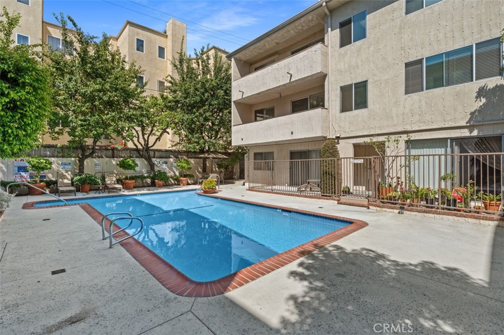Los Angeles, California, 90025, United States, 2 Bedrooms Bedrooms, ,2 BathroomsBathrooms,Residential,For Sale,1912181