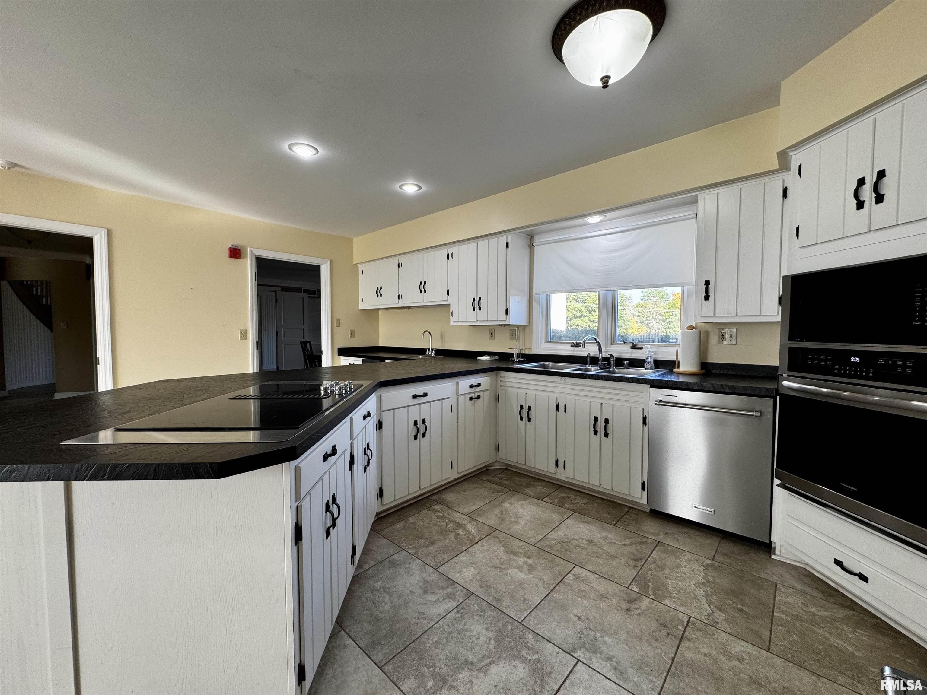 Macomb, Illinois, 61455, United States, 4 Bedrooms Bedrooms, ,6 BathroomsBathrooms,Residential,For Sale,1976758