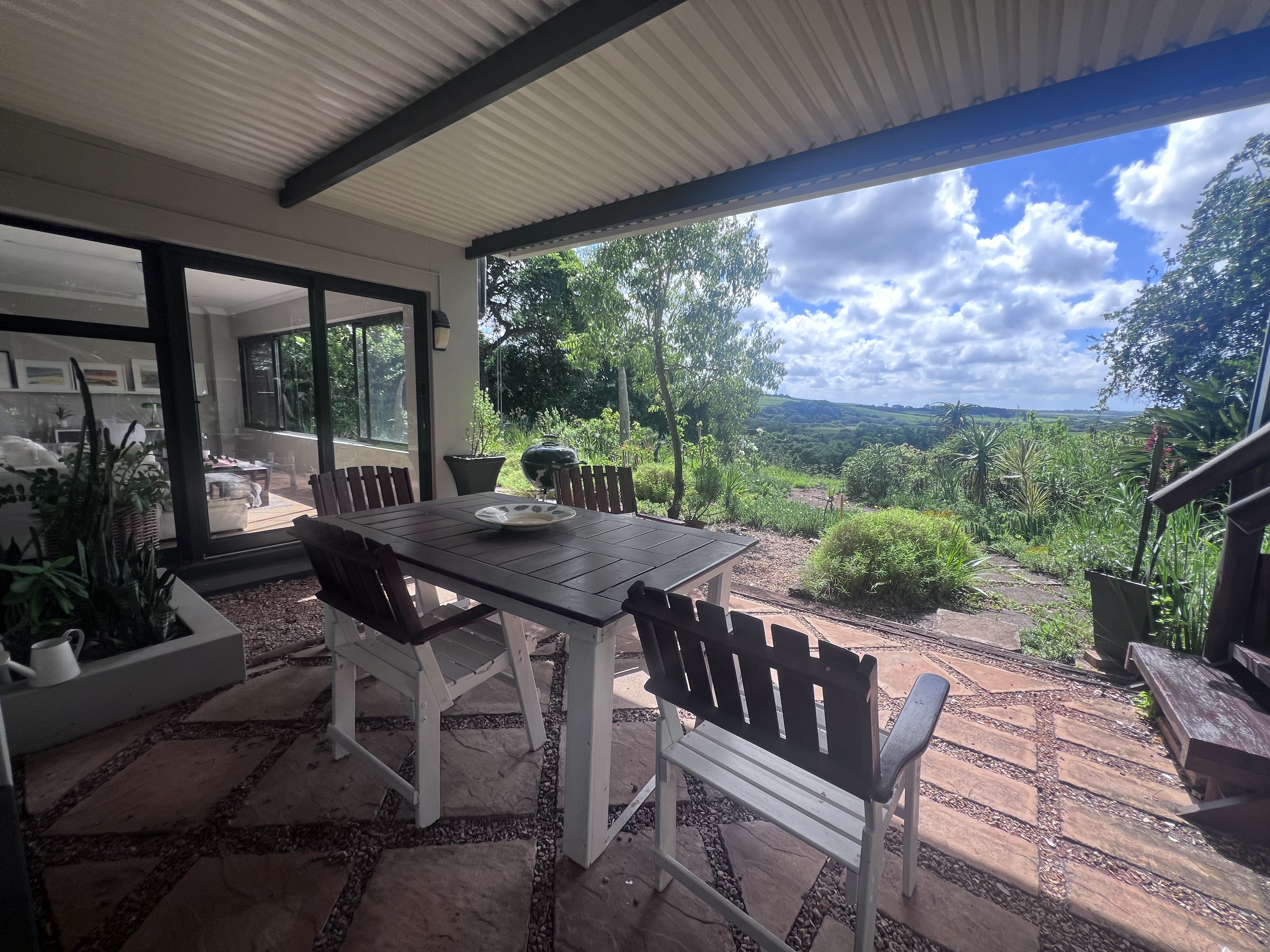  Meticulously maintained home with thoughtfully curated living spaces - 物件實景