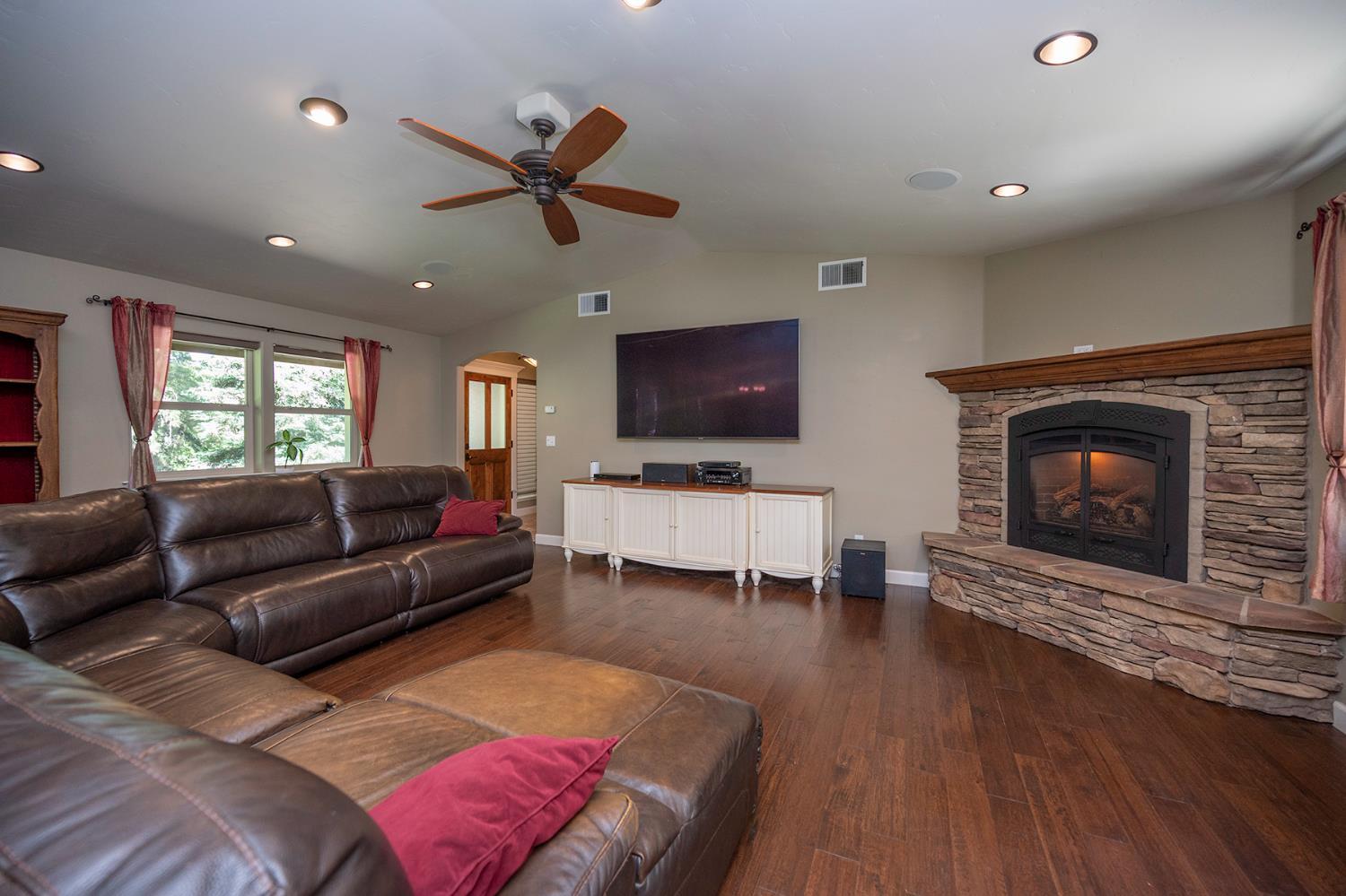 Placerville, California, 95667, United States, 3 Bedrooms Bedrooms, ,3 BathroomsBathrooms,Residential,For Sale,1937817