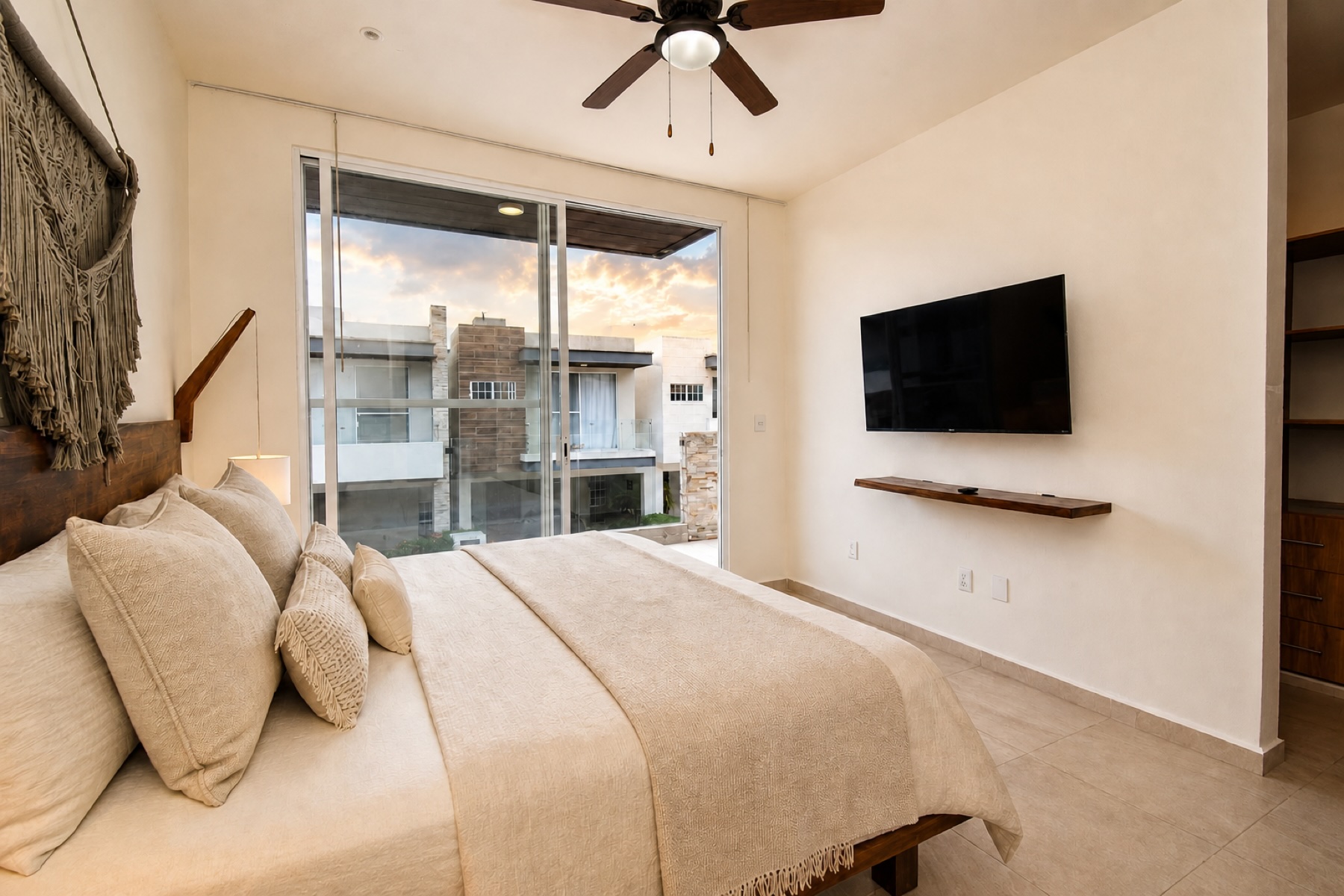  Modern Three-Bedroom Home in Selvanova Coto 3B - 物件實景