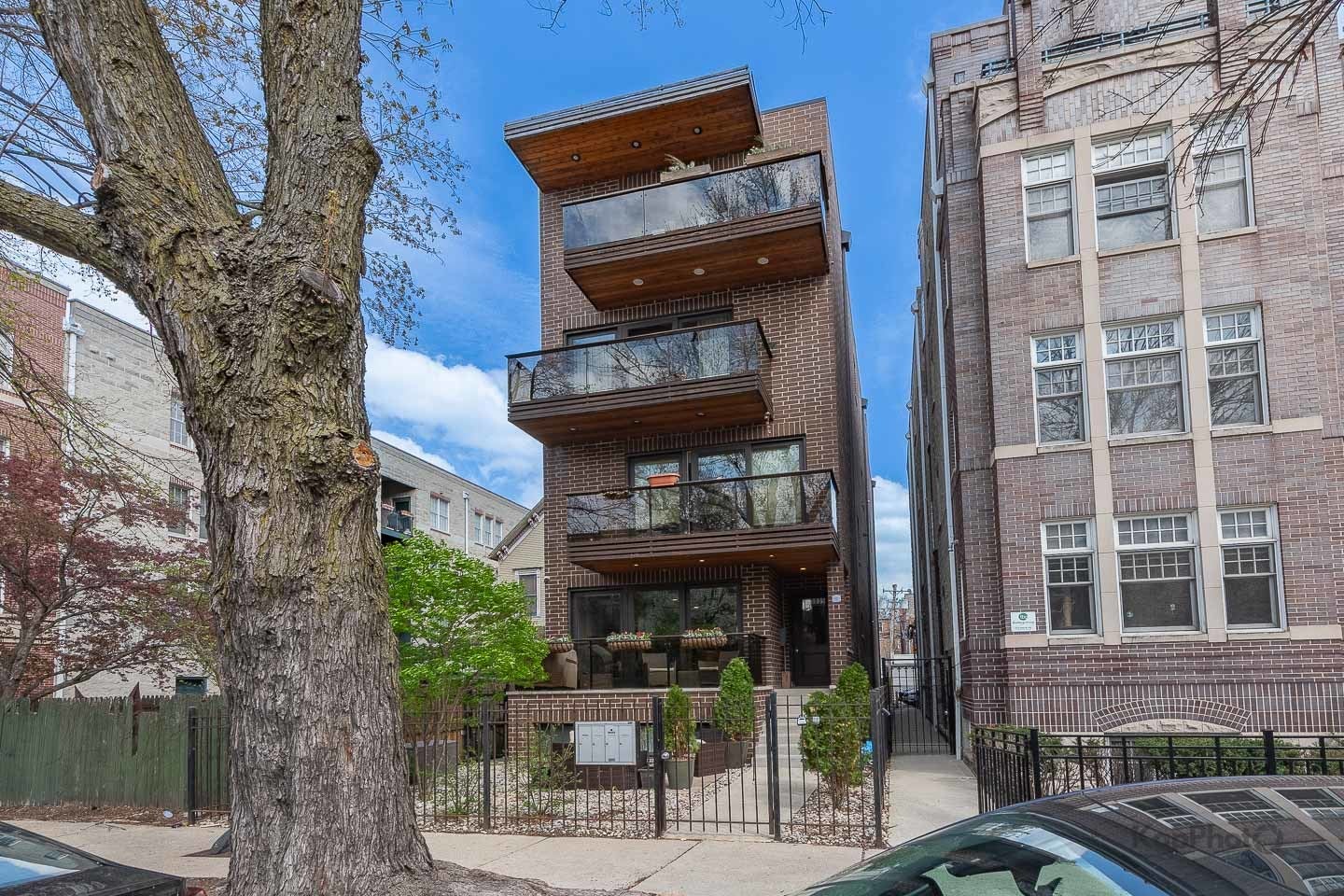 Chicago, Illinois, 60613, United States, 3 Bedrooms Bedrooms, ,2 BathroomsBathrooms,Residential,For Sale,2048399