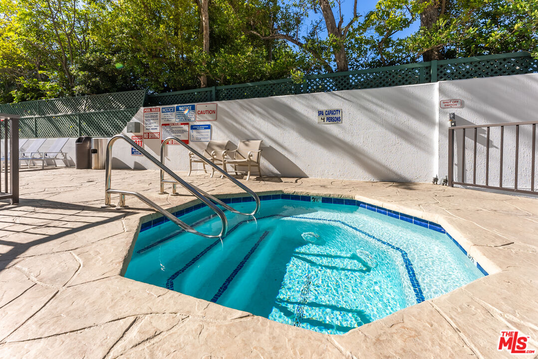 Los Angeles, California, 90024, United States, 2 Bedrooms Bedrooms, ,3 BathroomsBathrooms,Residential,For Sale,1883580