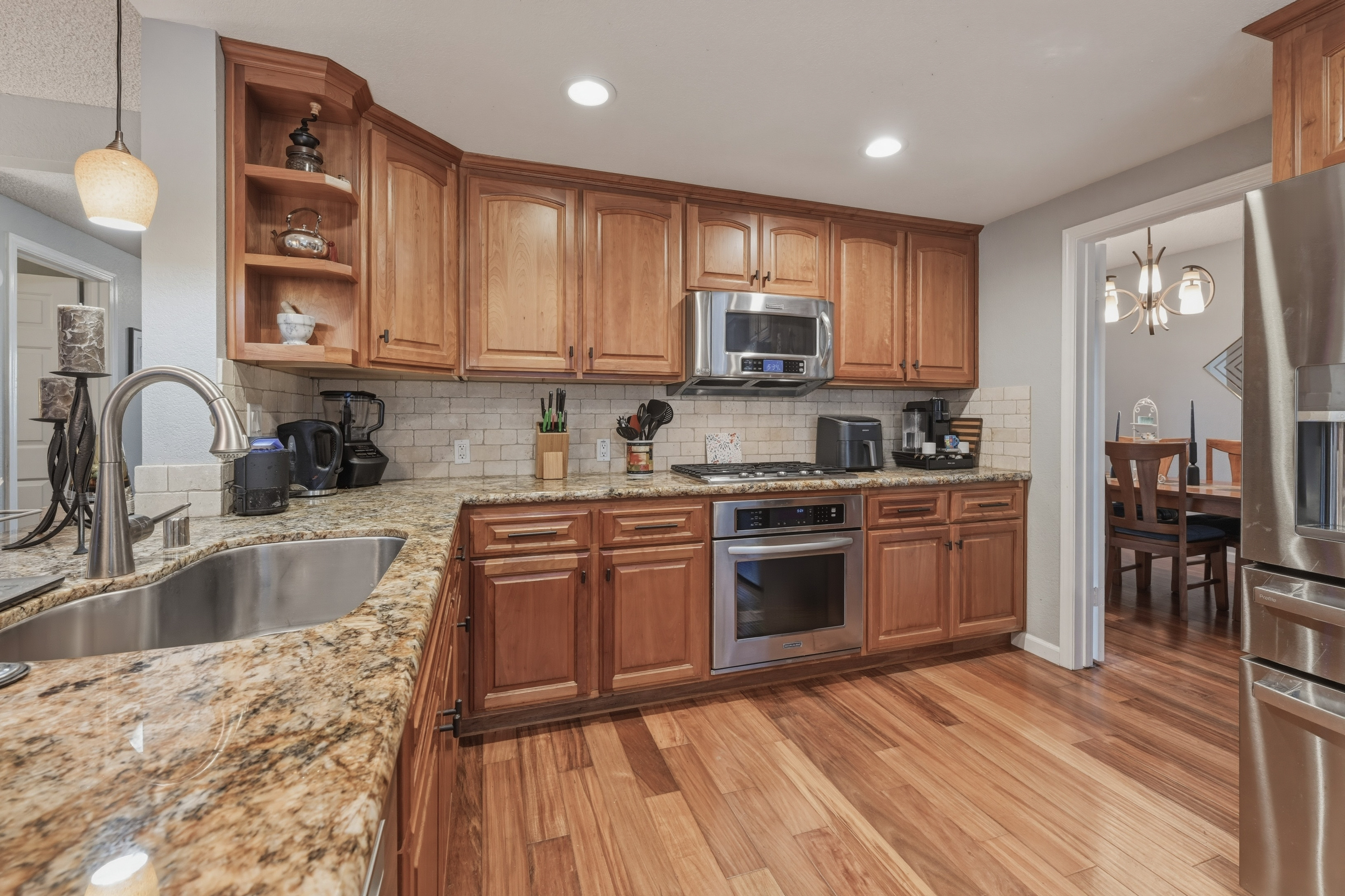  Stunningly Upgraded Home with Modern Amenities and Charm - 物件實景