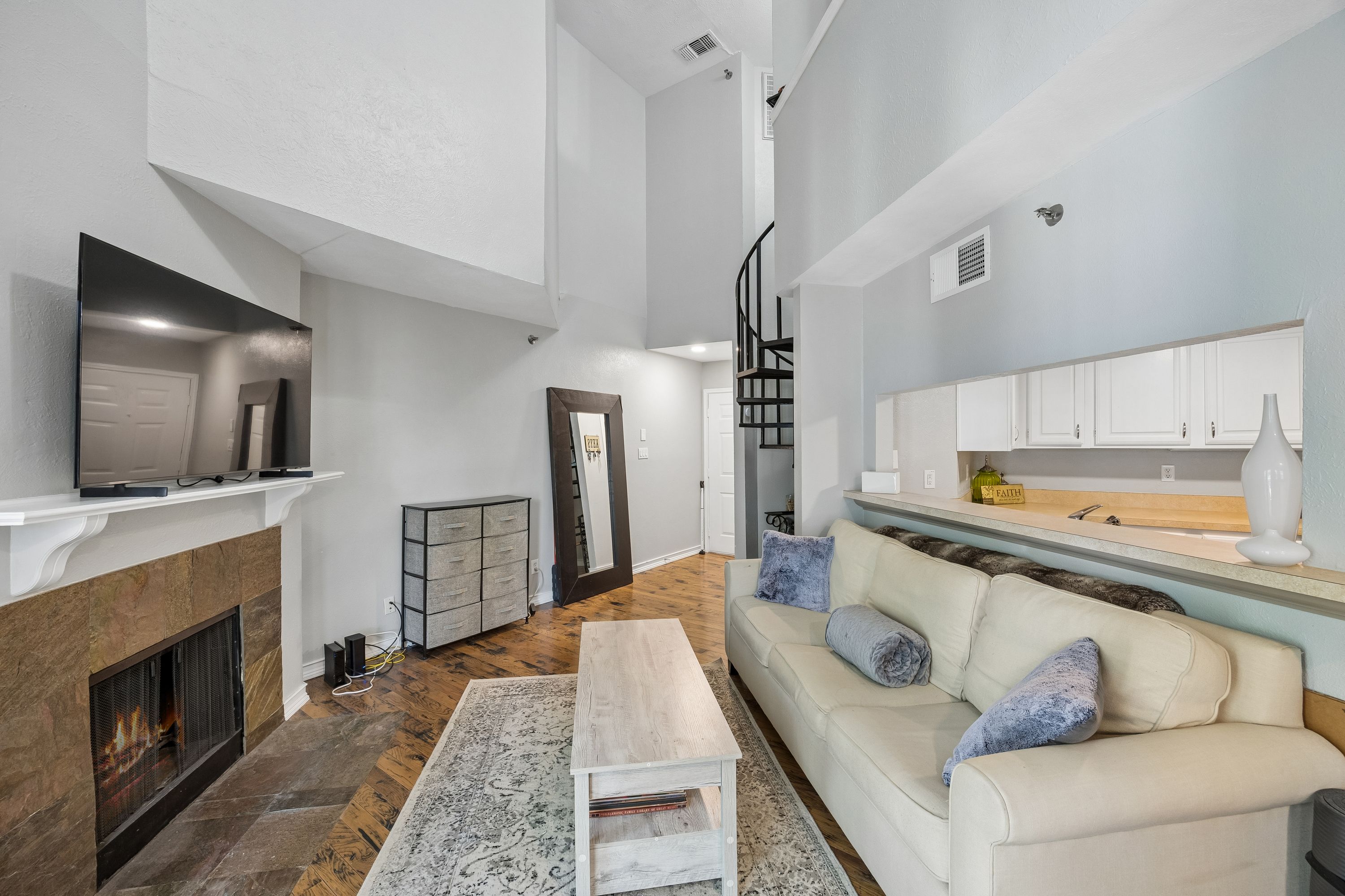  Two-story Bryan Place loft with quick access to Downtown Dallas. - 物件實景