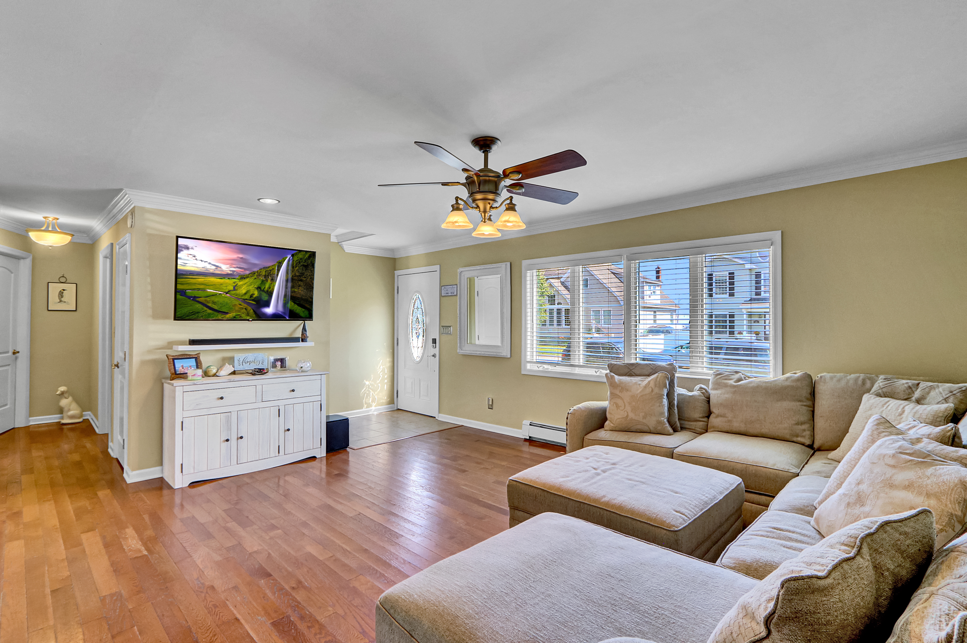 Babylon, New York, 11702, United States, 4 Bedrooms Bedrooms, ,2 BathroomsBathrooms,Residential,For Sale,1921304