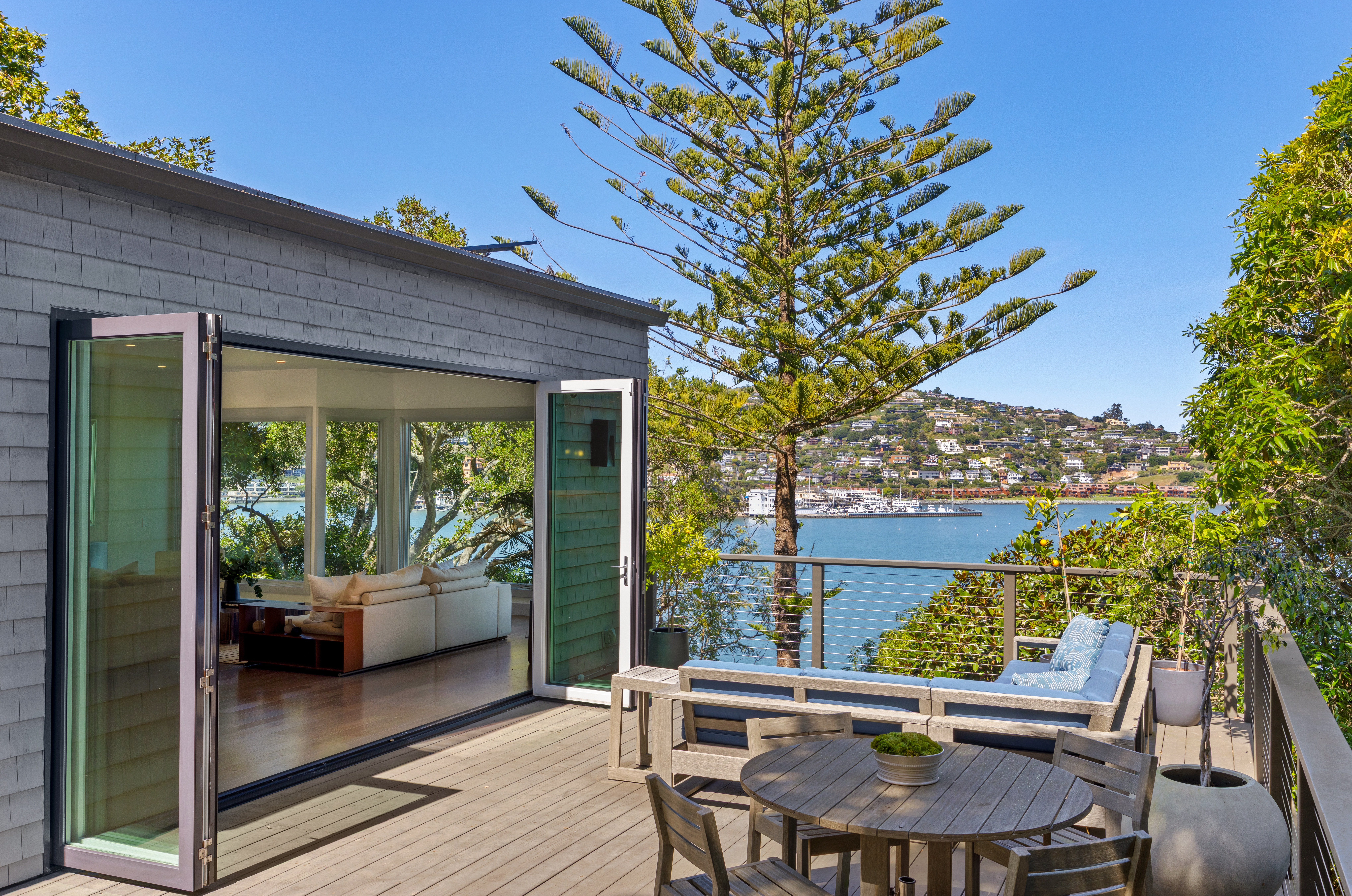  Coastal Living on Coveted Beach Road - 物件實景
