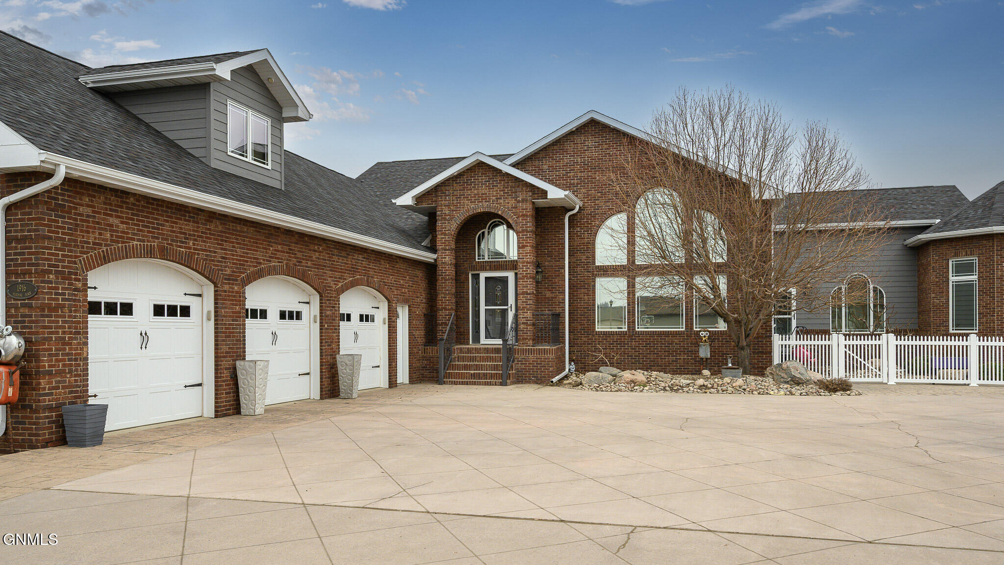 Bismarck, North Dakota, 58501, United States, 4 Bedrooms Bedrooms, ,4 BathroomsBathrooms,Residential,For Sale,2038873