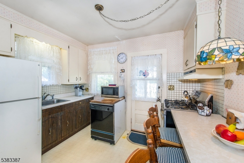 Verona Twp., New Jersey, 07044, United States, 3 Bedrooms Bedrooms, ,2 BathroomsBathrooms,Residential,For Sale,1961647