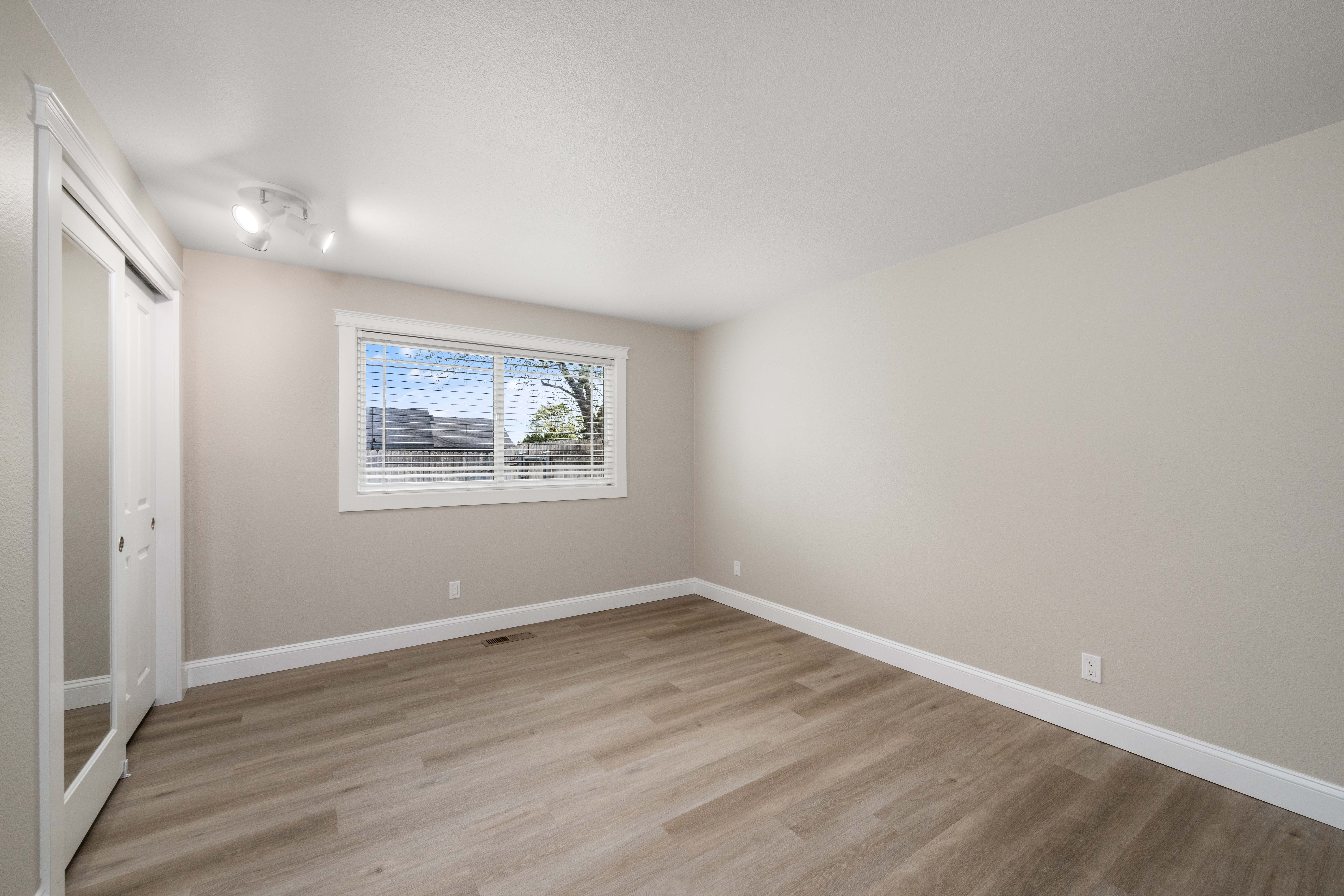  ROOM FOR SHOP/ POOL. IMMACULATELY CARED FOR HOME - 物件實景