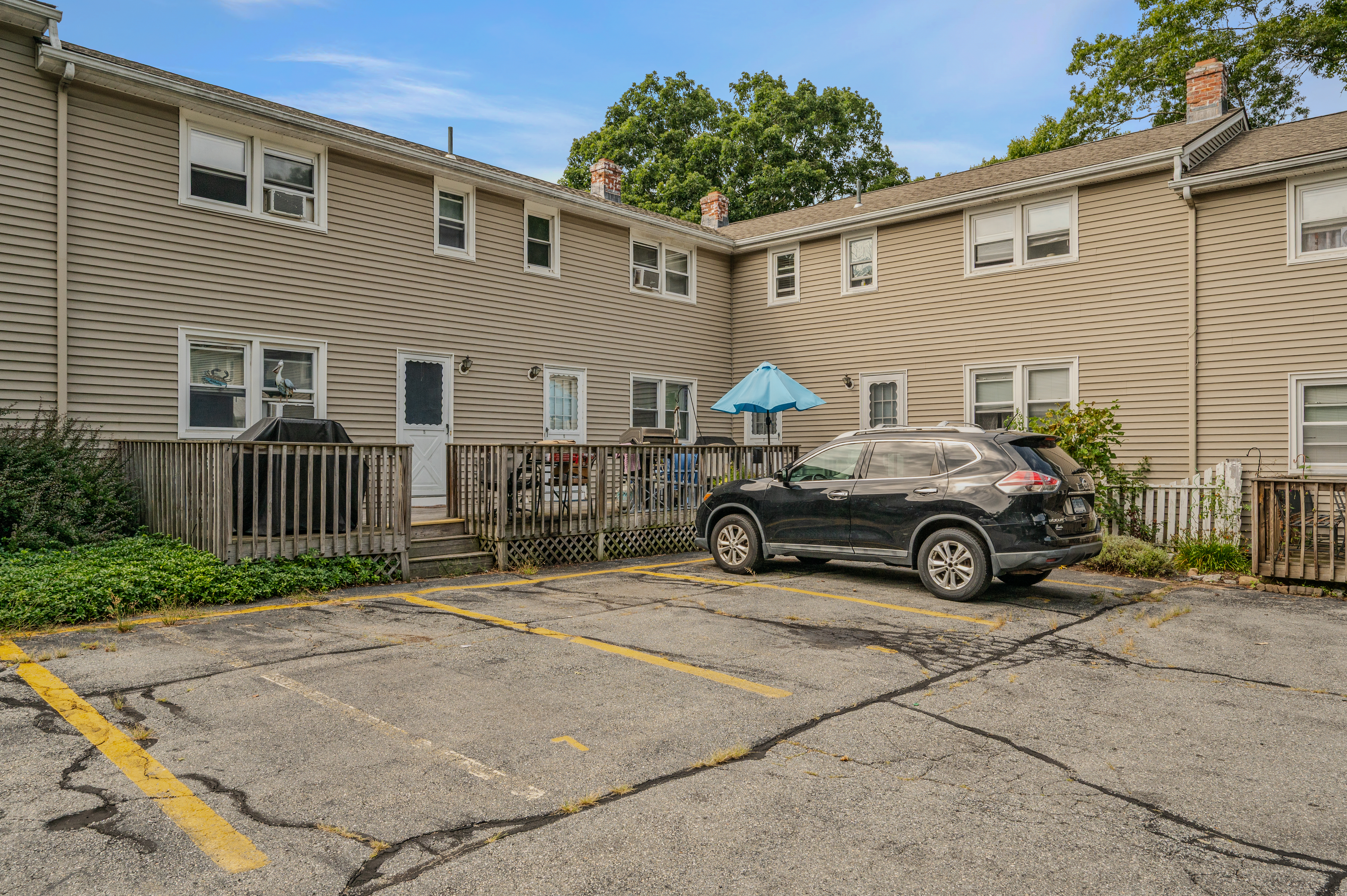  Discover easy coastal living in this sun-drenched Niantic townhouse. - 物件實景