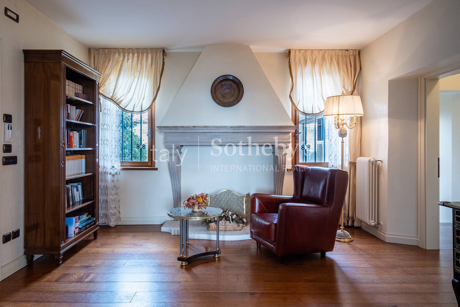 Hillside villa with olive grove and caretaker