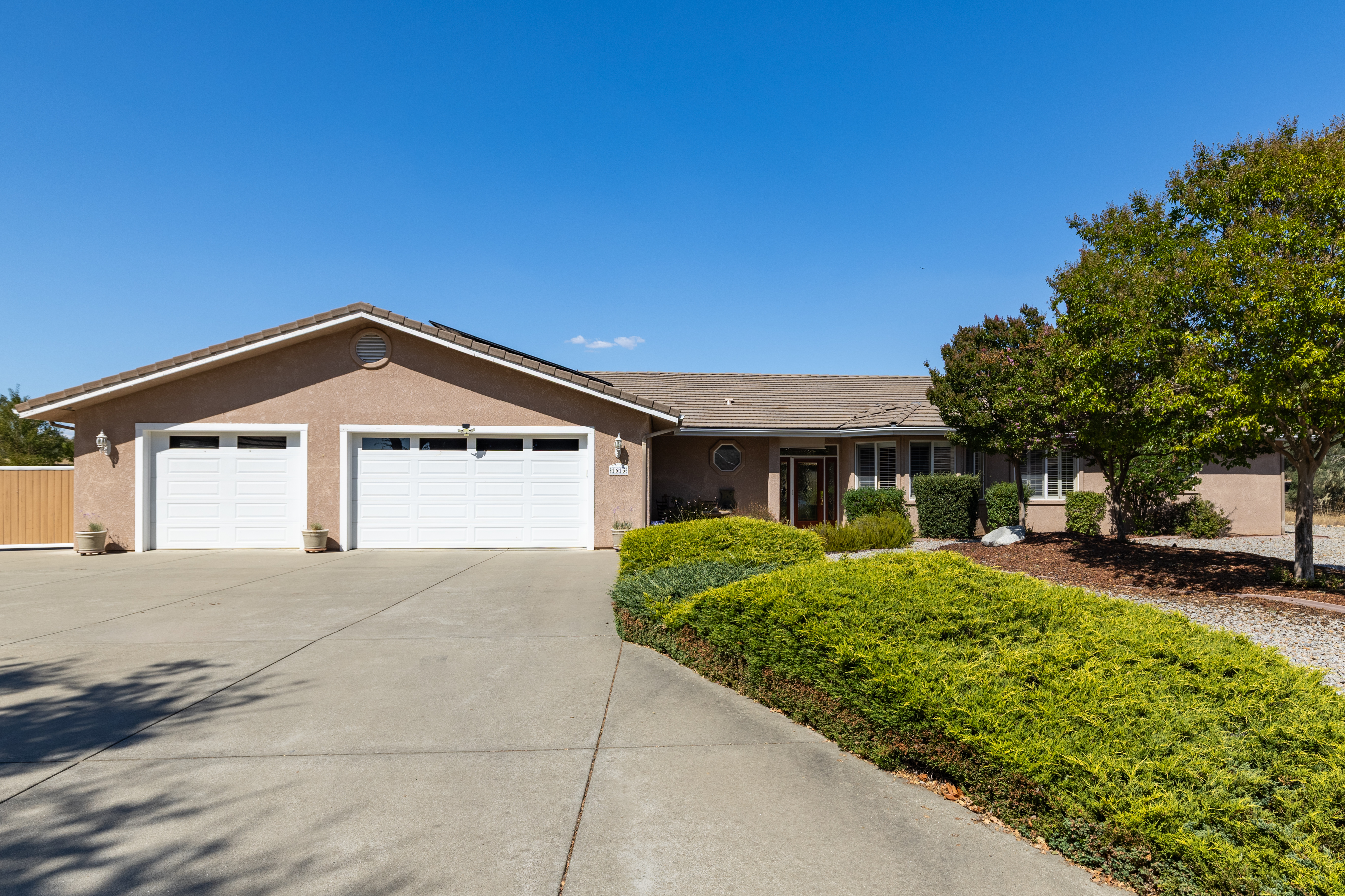  Stunning Lake Nacimiento Retreat with 6-Car Garage, Workshop & RV/Boat Parking - 物件實景