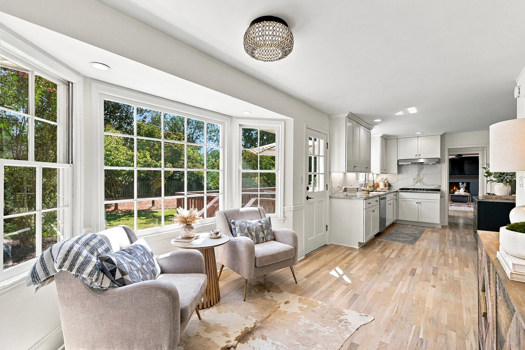  Classic Colonial Charm Meets Beautifully Updated Interiors - 物件實景