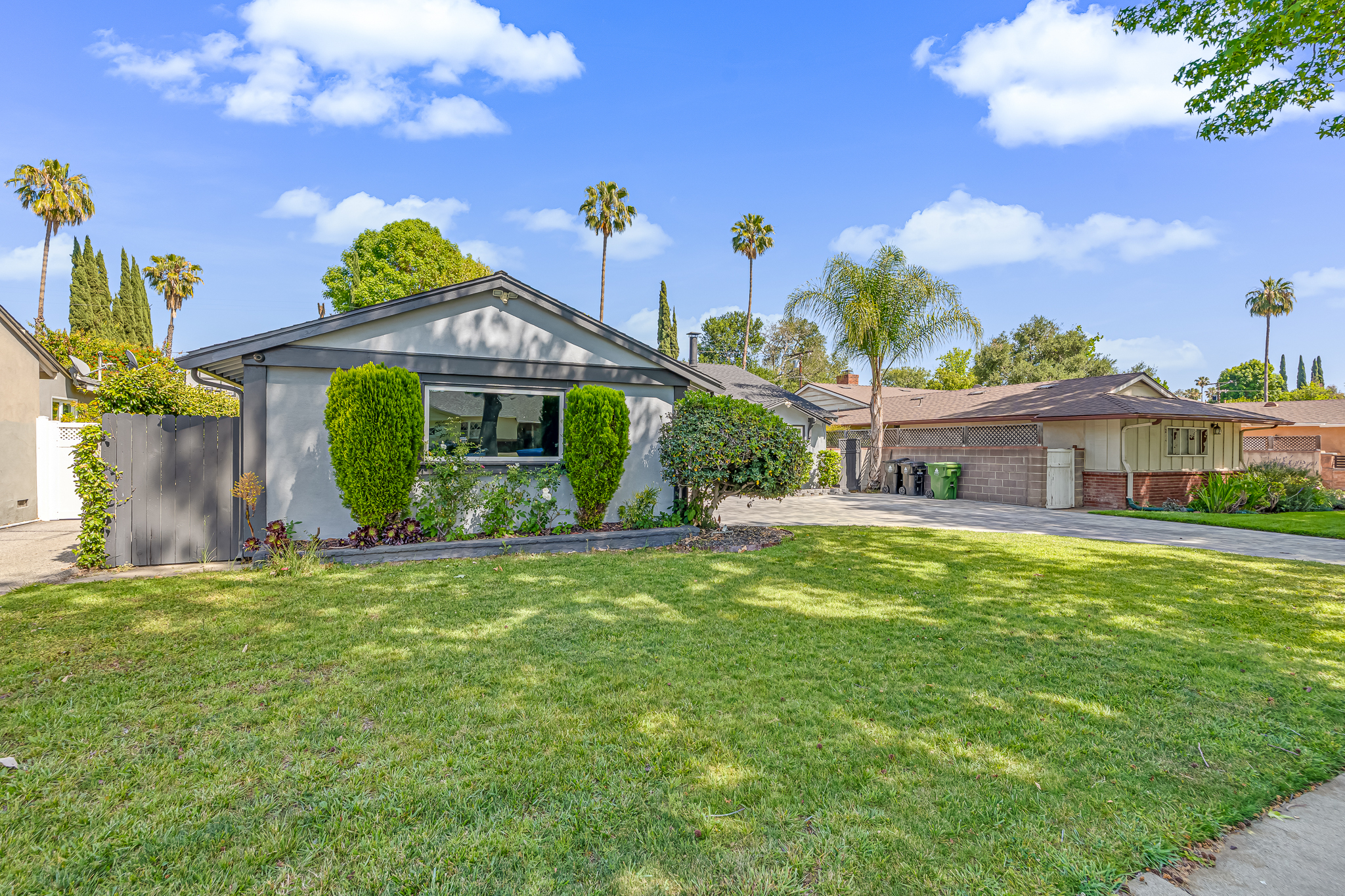  6626 Burnet Avenue - 物件實景