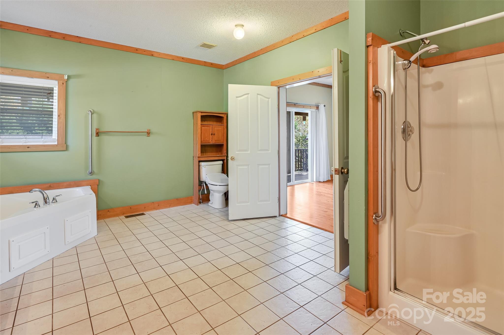 Hendersonville, North Carolina, 28792, United States, 3 Bedrooms Bedrooms, ,3 BathroomsBathrooms,Residential,For Sale,1958390