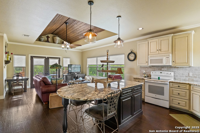 Bandera, Texas, 78003, United States, 2 Bedrooms Bedrooms, ,4 BathroomsBathrooms,Residential,For Sale,1784008