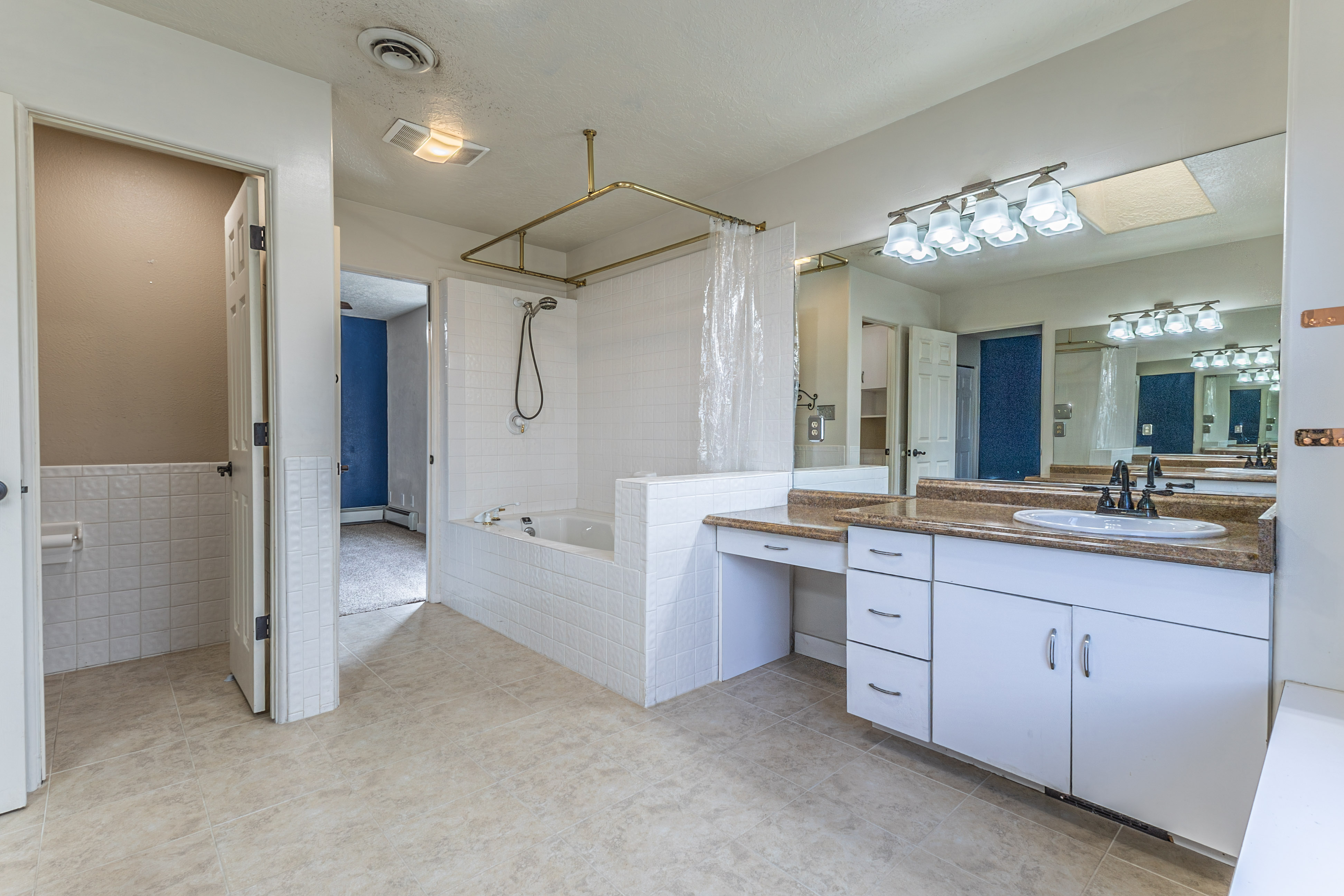 Farmington, New Mexico, 87402, United States, 4 Bedrooms Bedrooms, ,3 BathroomsBathrooms,Residential,For Sale,1995445