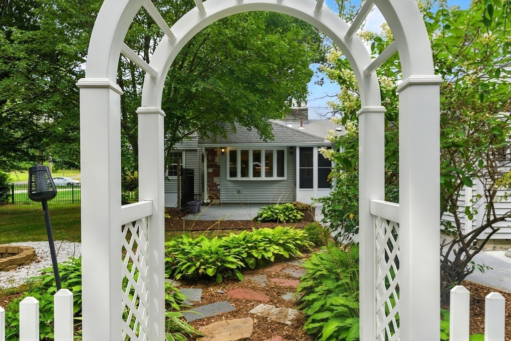 Longmeadow, Massachusetts, 01106, United States, 3 Bedrooms Bedrooms, ,3 BathroomsBathrooms,Residential,For Sale,1933397
