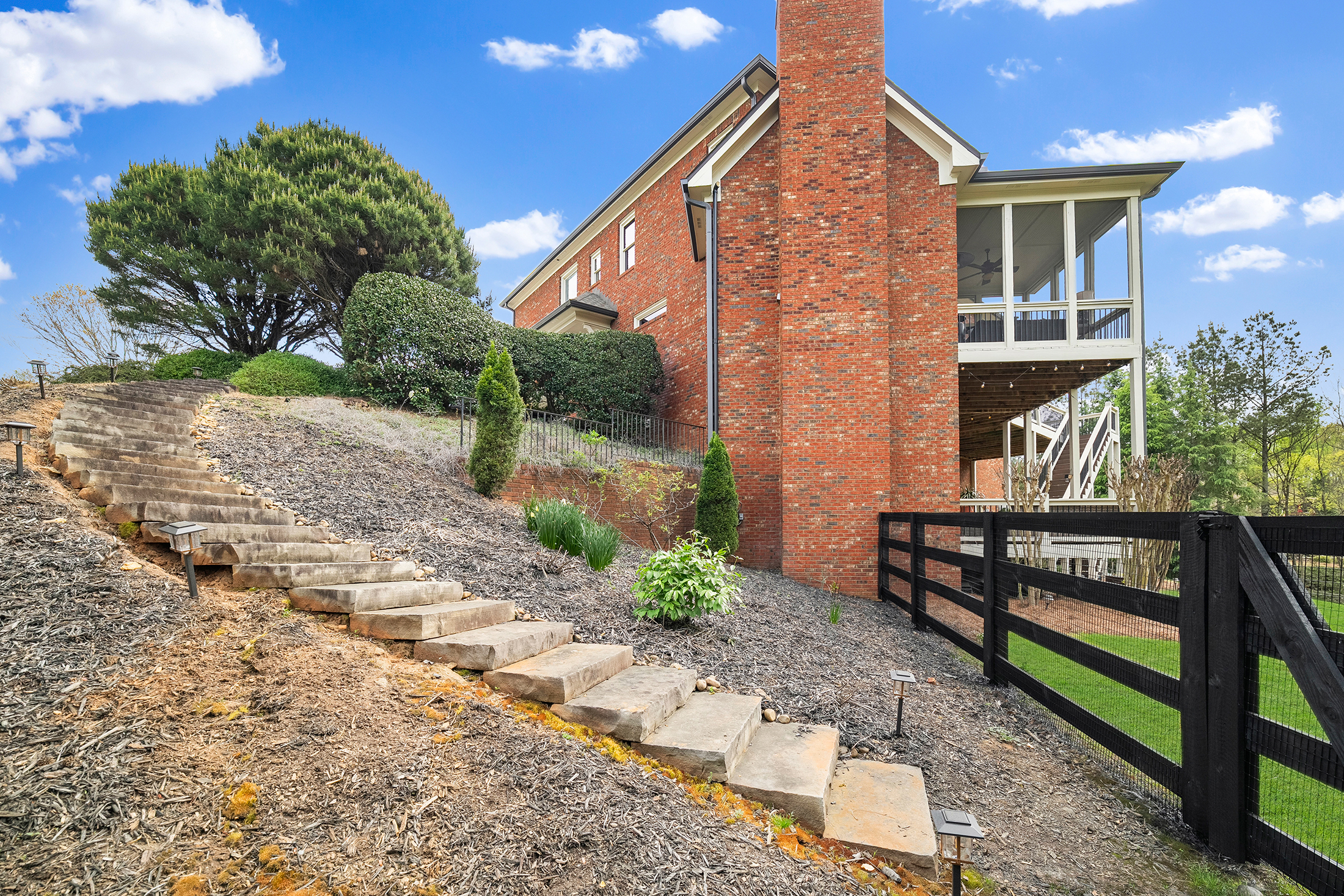  Meticulous Brick Estate Blends Timeless Architecture with Elevated Design - 物件實景