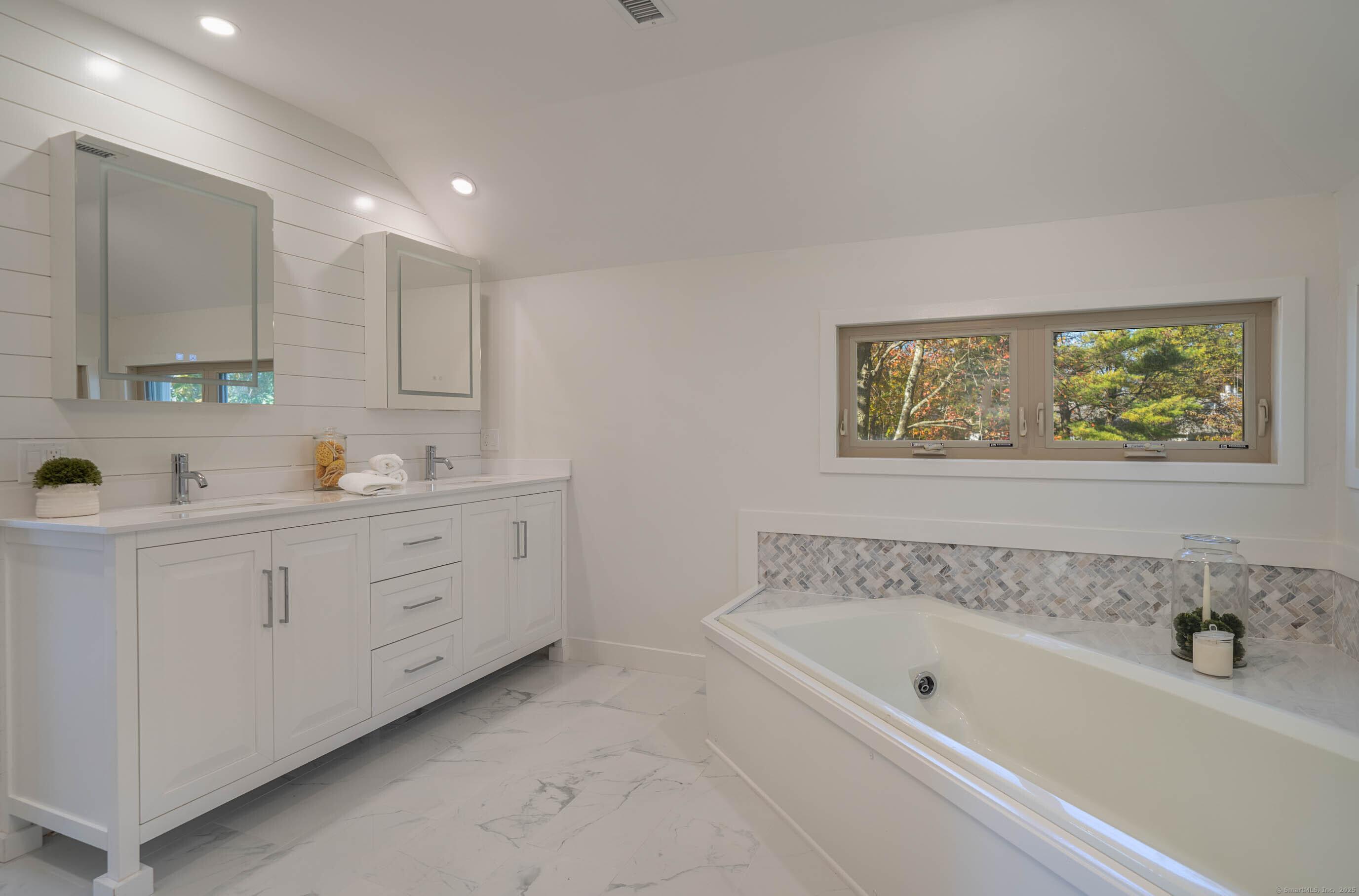 Branford, Connecticut, 06405, United States, 2 Bedrooms Bedrooms, ,3 BathroomsBathrooms,Residential,For Sale,1992436