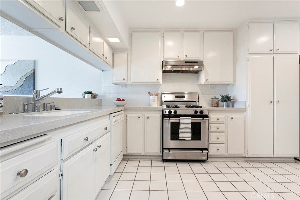 Glendale, California, 91206, United States, 2 Bedrooms Bedrooms, ,3 BathroomsBathrooms,Residential,For Sale,1941682
