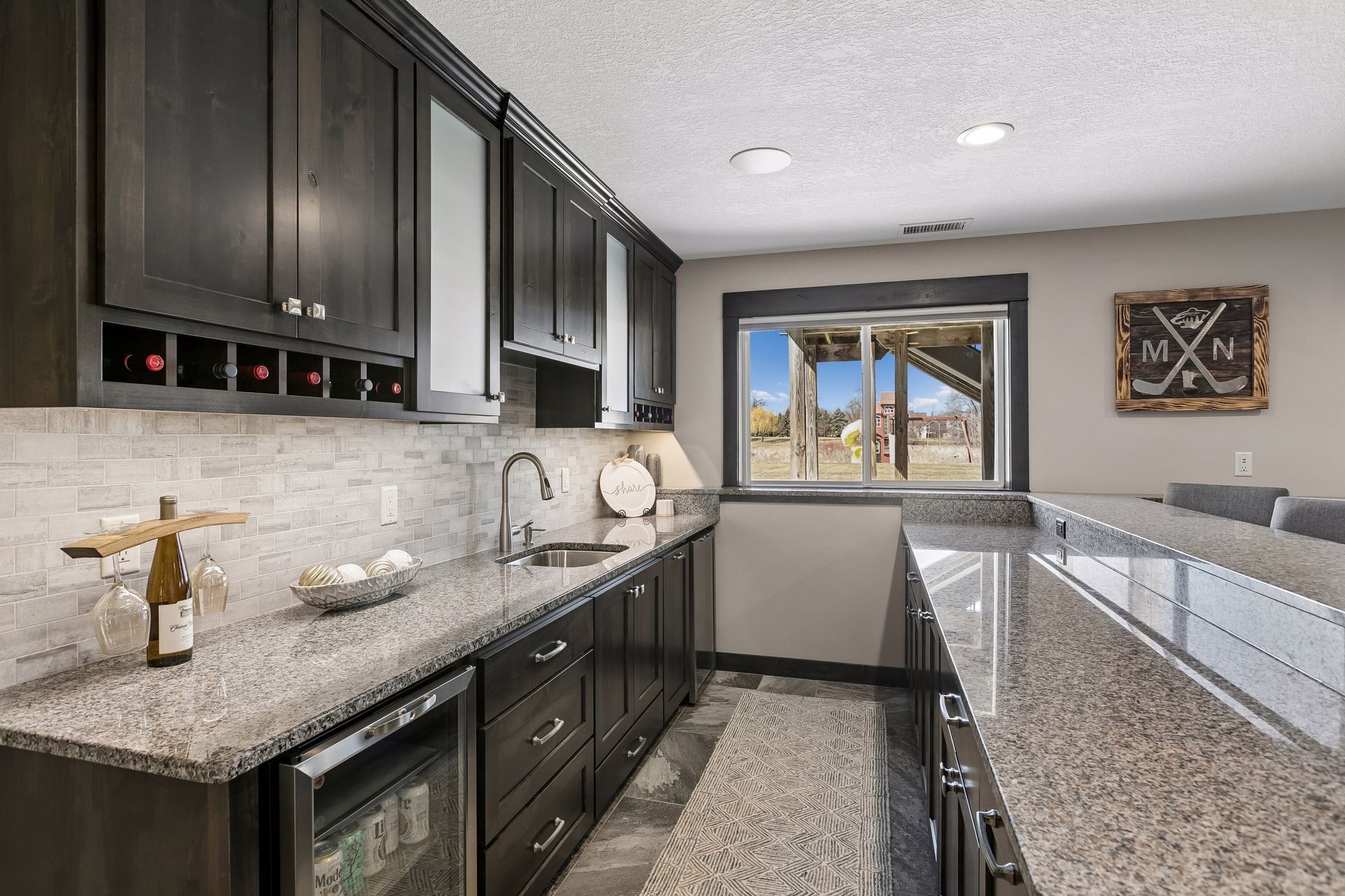  Elegant Living with Entertainer’s Lower Level - 物件實景