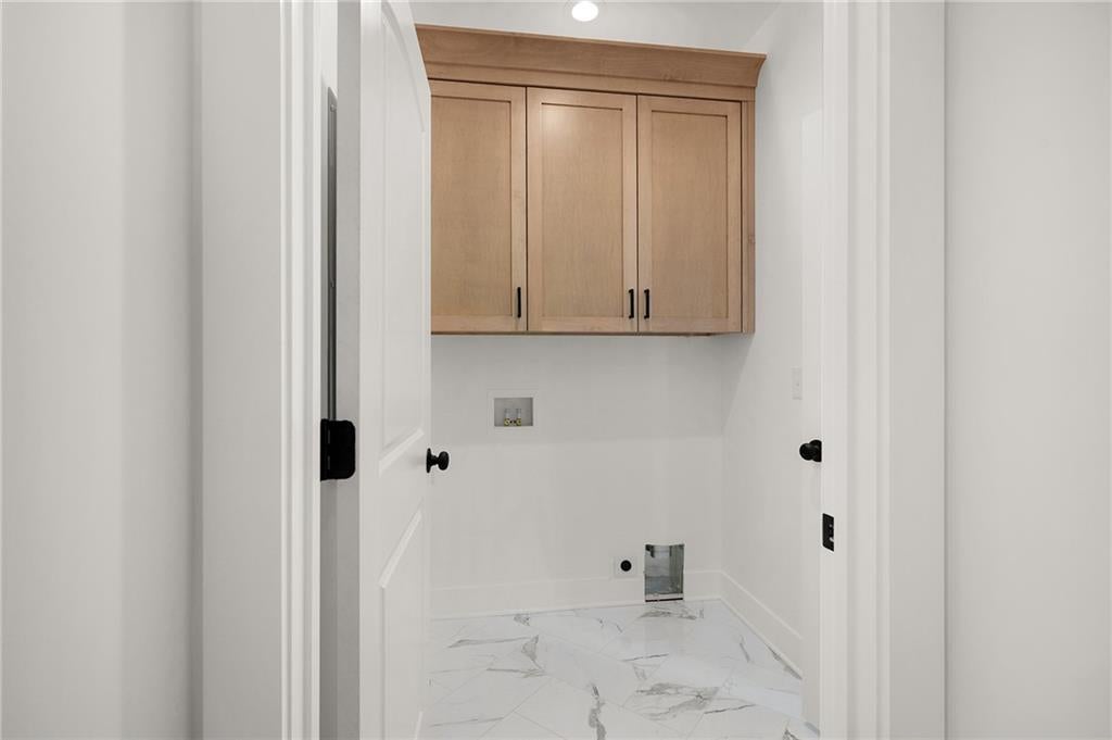 Calhoun, Georgia, 30701, United States, 4 Bedrooms Bedrooms, ,3 BathroomsBathrooms,Residential,For Sale,1979755