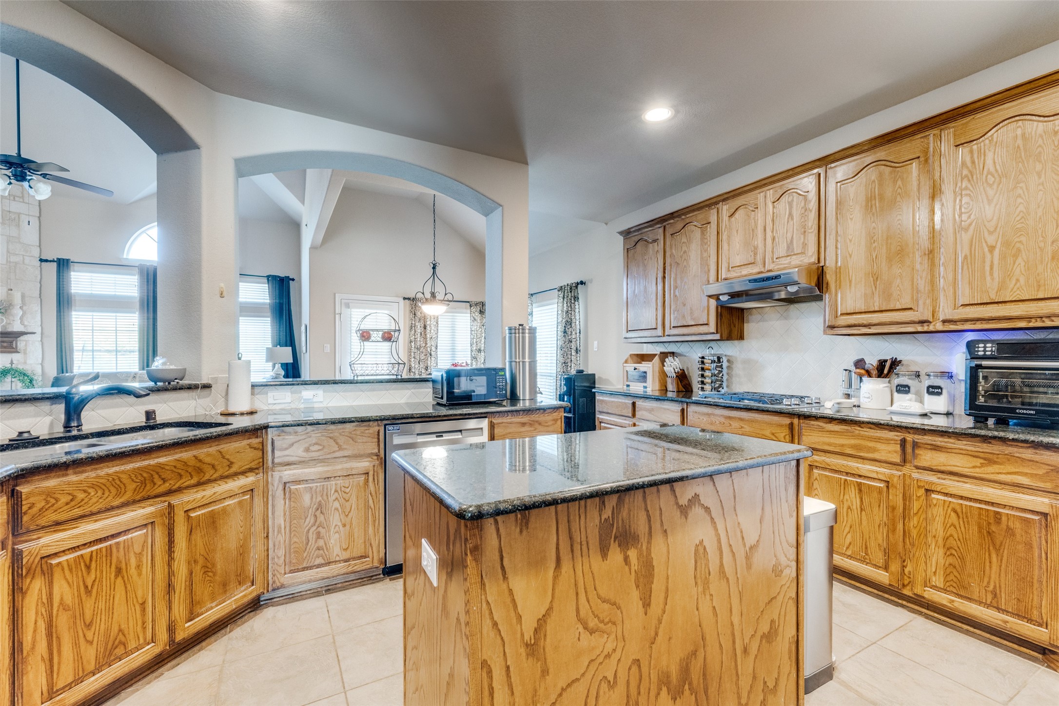 Kennedale, Texas, 76060, United States, 5 Bedrooms Bedrooms, ,4 BathroomsBathrooms,Residential,For Sale,1926987