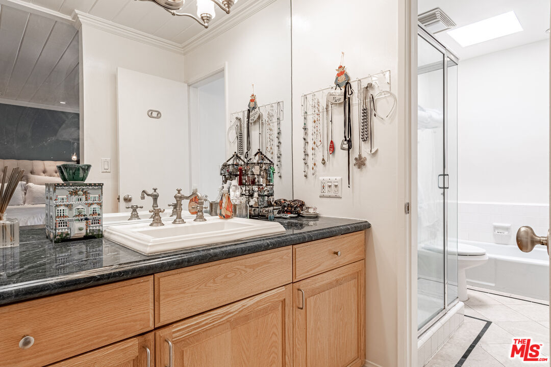 Los Angeles, California, 90004, United States, 2 Bedrooms Bedrooms, ,3 BathroomsBathrooms,Residential,For Sale,1940175