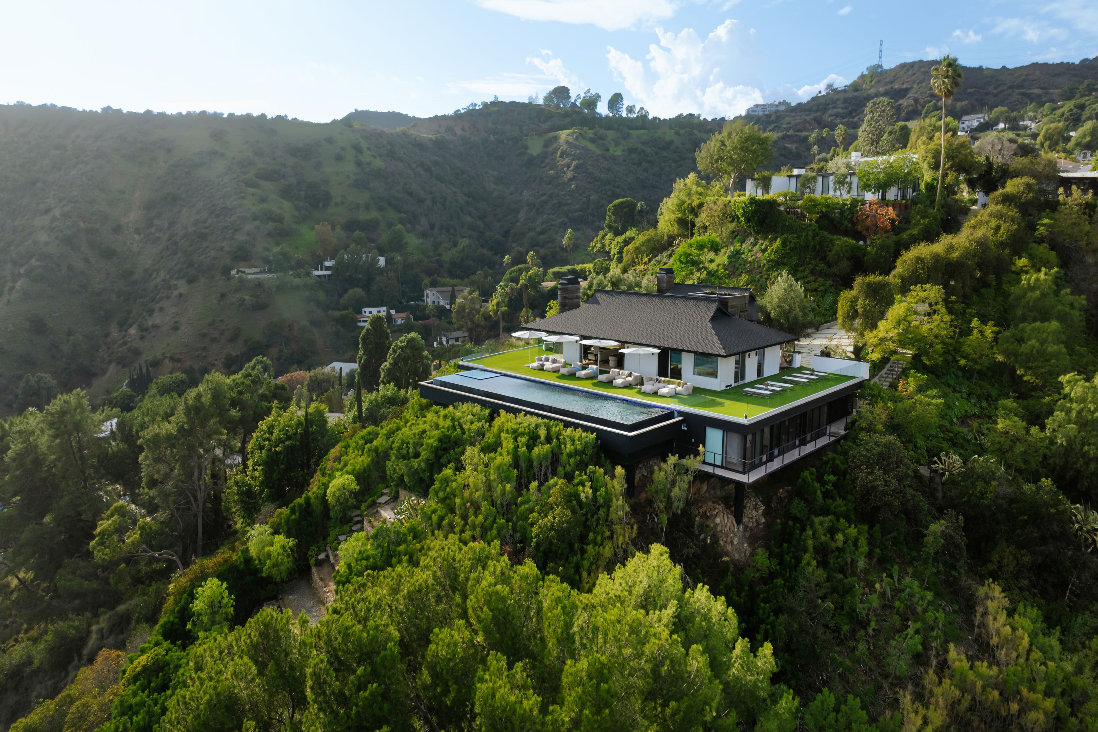  2402   Carman Crest Dr - 物件實景