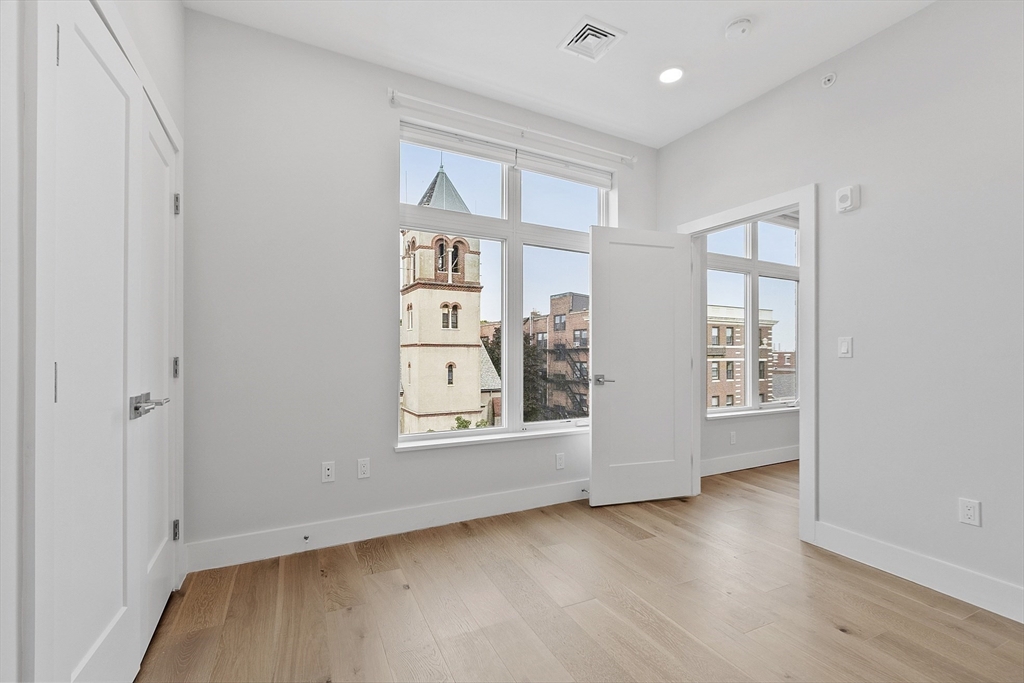 Somerville, Massachusetts, 02143, United States, 2 Bedrooms Bedrooms, ,2 BathroomsBathrooms,Residential,For Sale,1737786
