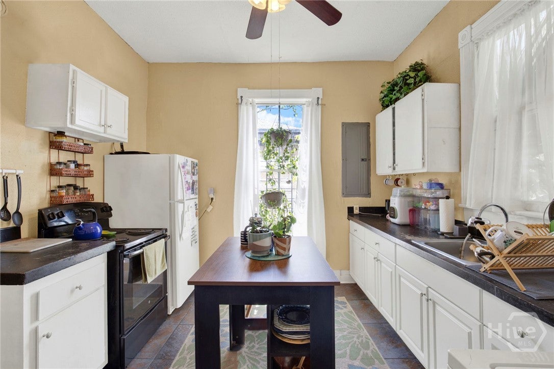 Savannah, Georgia, 31401, United States, 2 Bedrooms Bedrooms, ,3 BathroomsBathrooms,Residential,For Sale,2031134