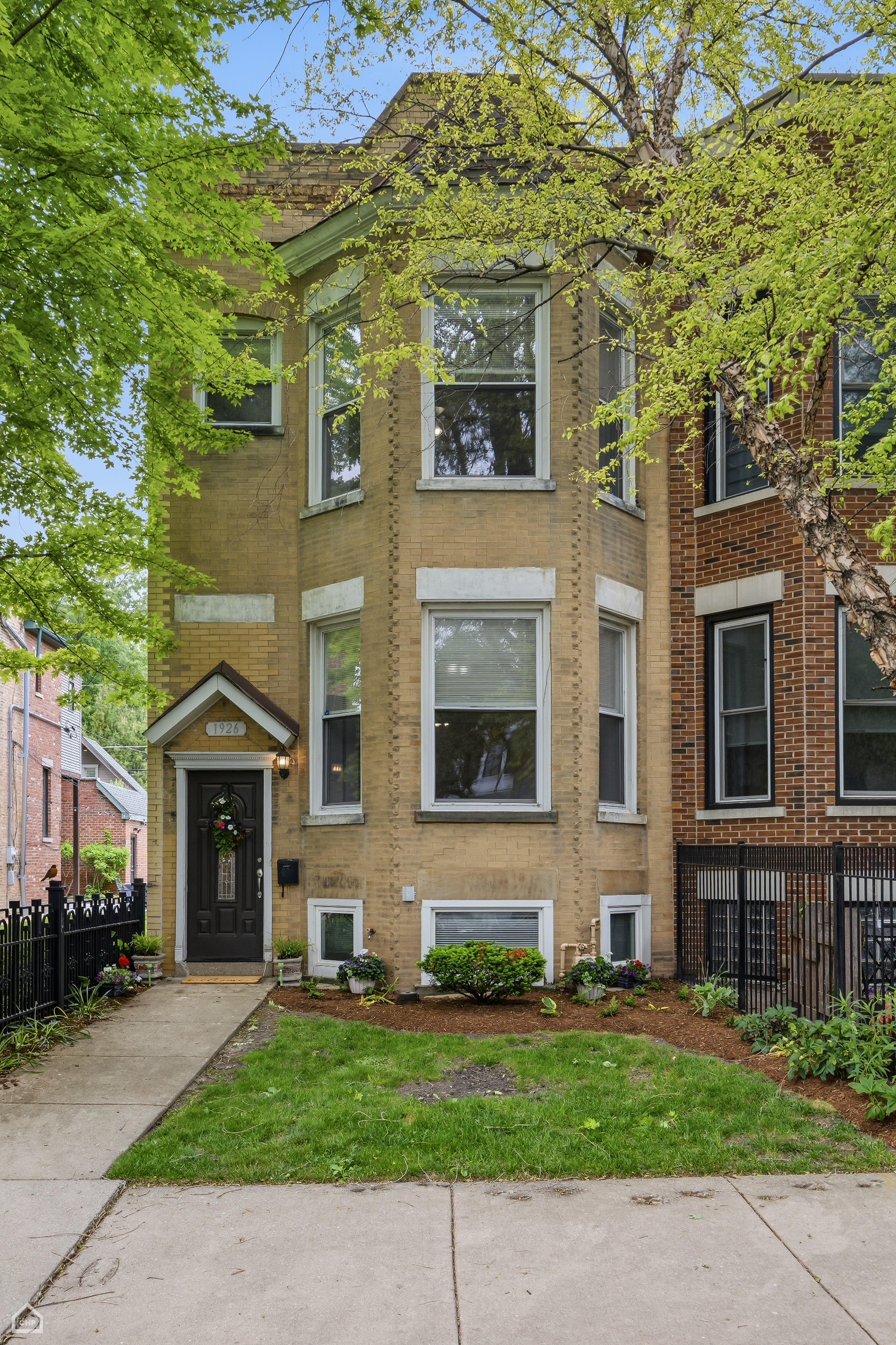  A Rare All-brick Corner Row House - 物件實景