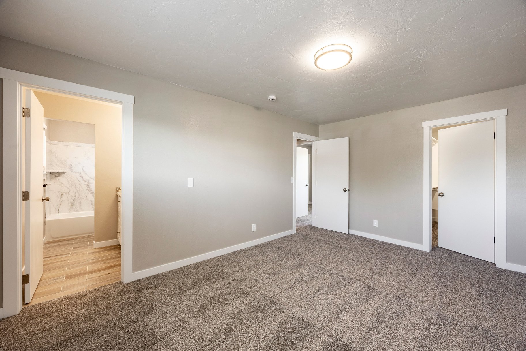  Turnkey Duplex Opportunity with Long-Term Tenant in Place - 物件實景