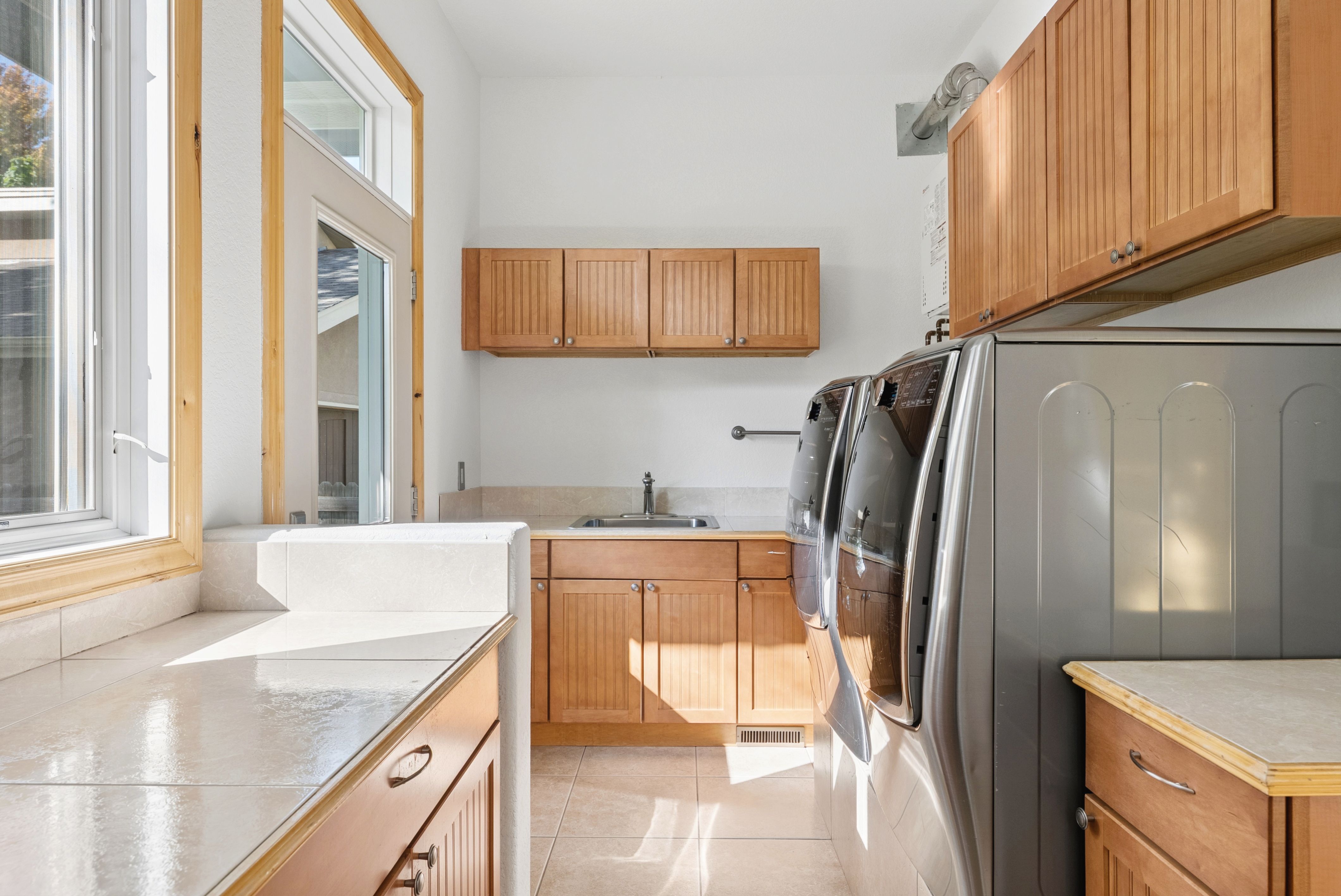  2895 S Cook Street  Finished Walkout Home - 物件實景