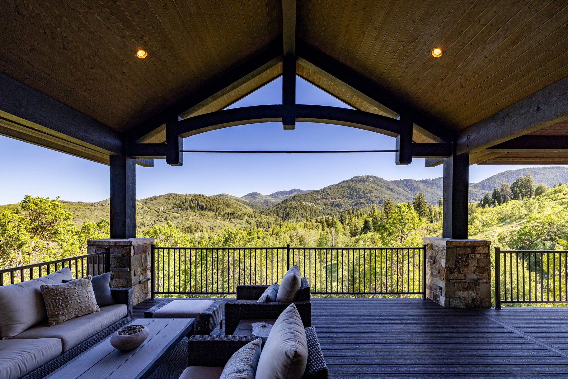  Views, Privacy and Main Level Living in a Gated Community - 物件實景