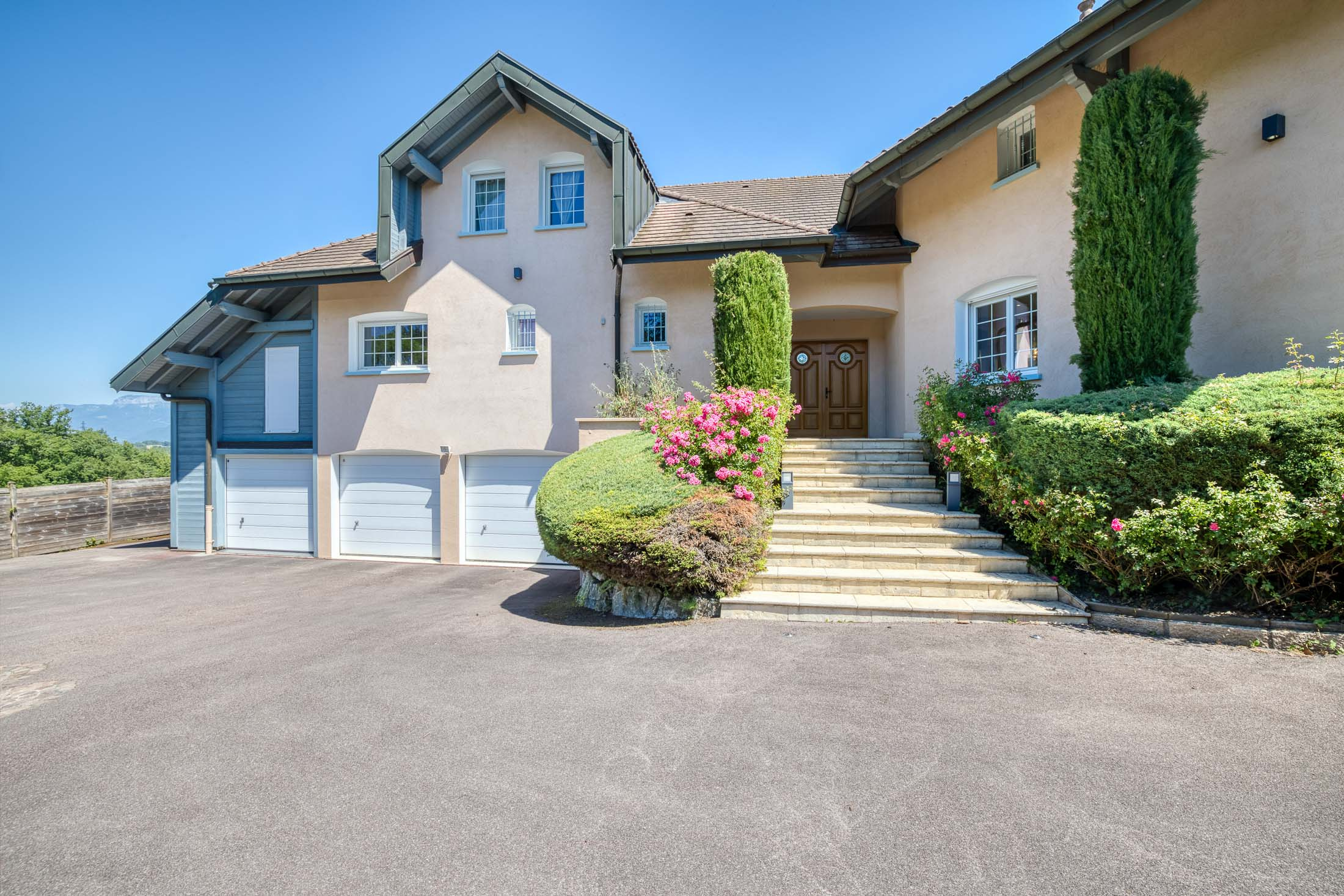  Nestled between lake and mountains, an outstanding family estate with swimming … - 物件實景