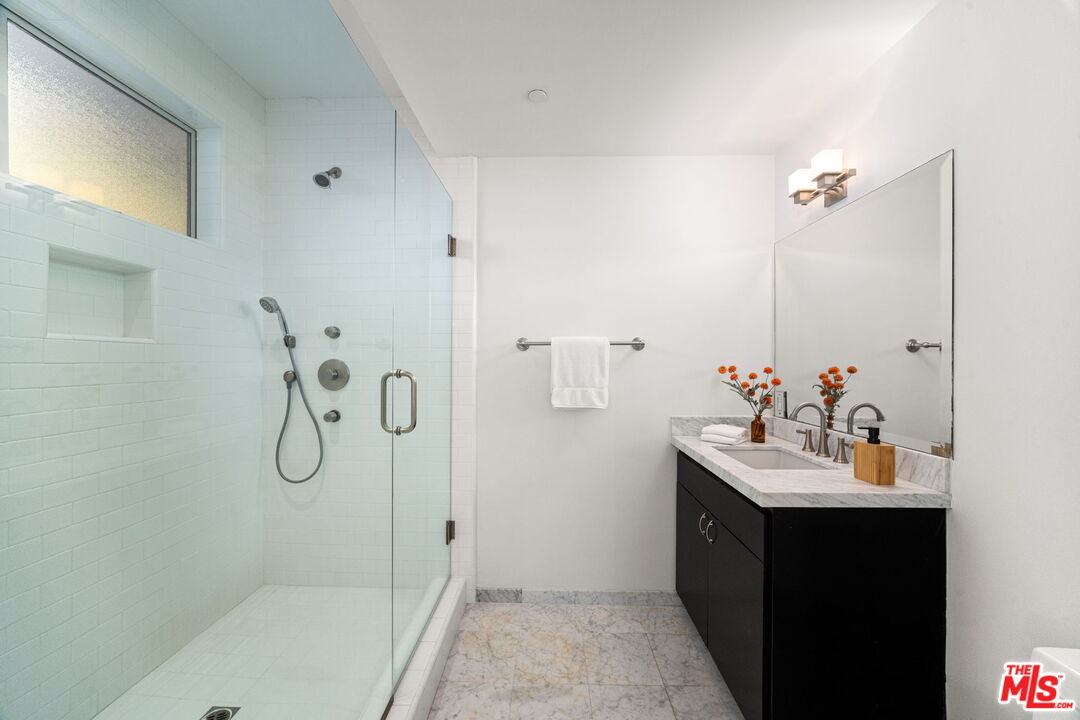 Los Angeles, California, 90049, United States, 4 Bedrooms Bedrooms, ,5 BathroomsBathrooms,Residential,For Sale,1901289