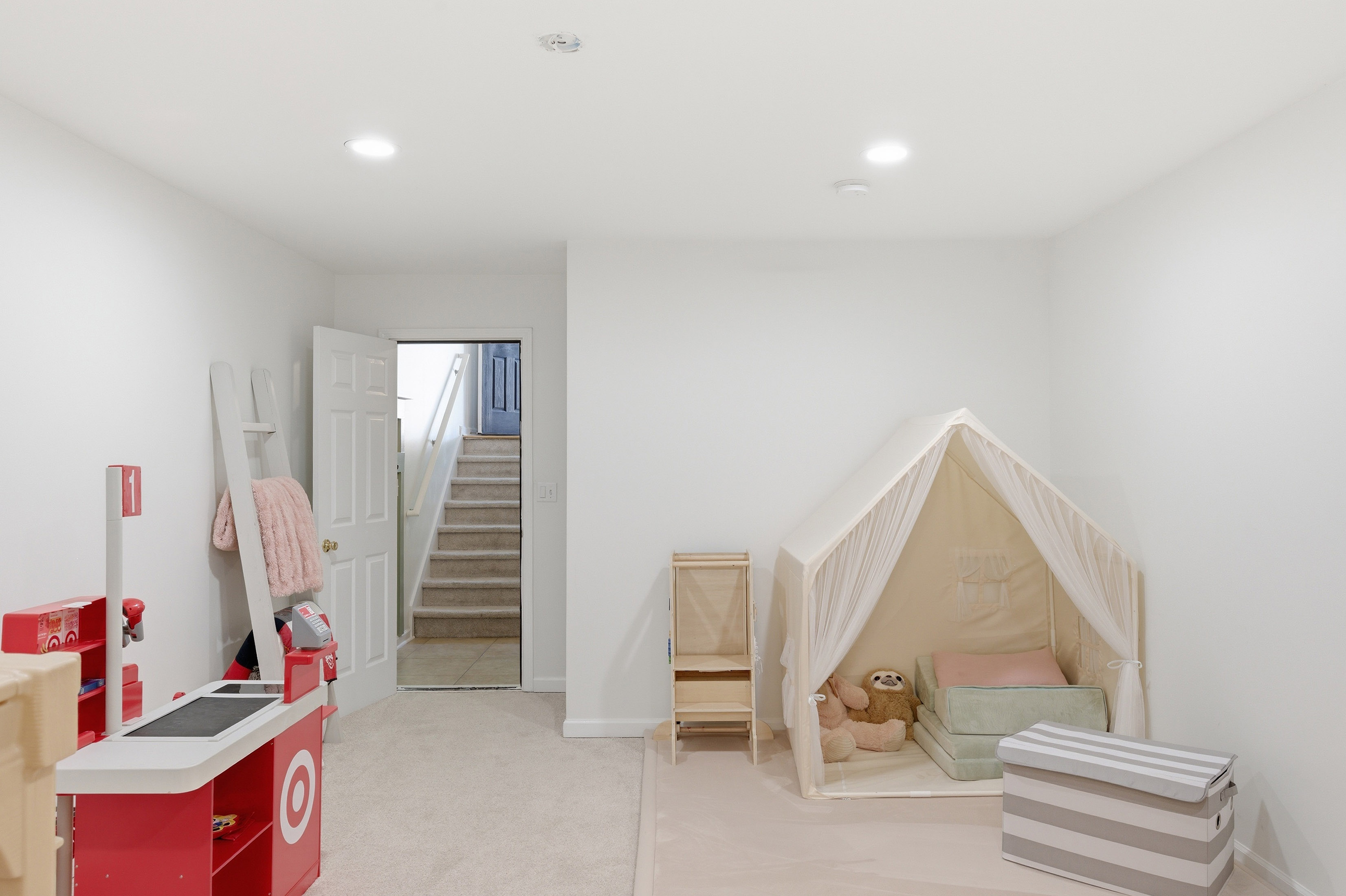  Elevated Finishes, Functional Living and Modern Style in Three Level Townhome - 物件實景