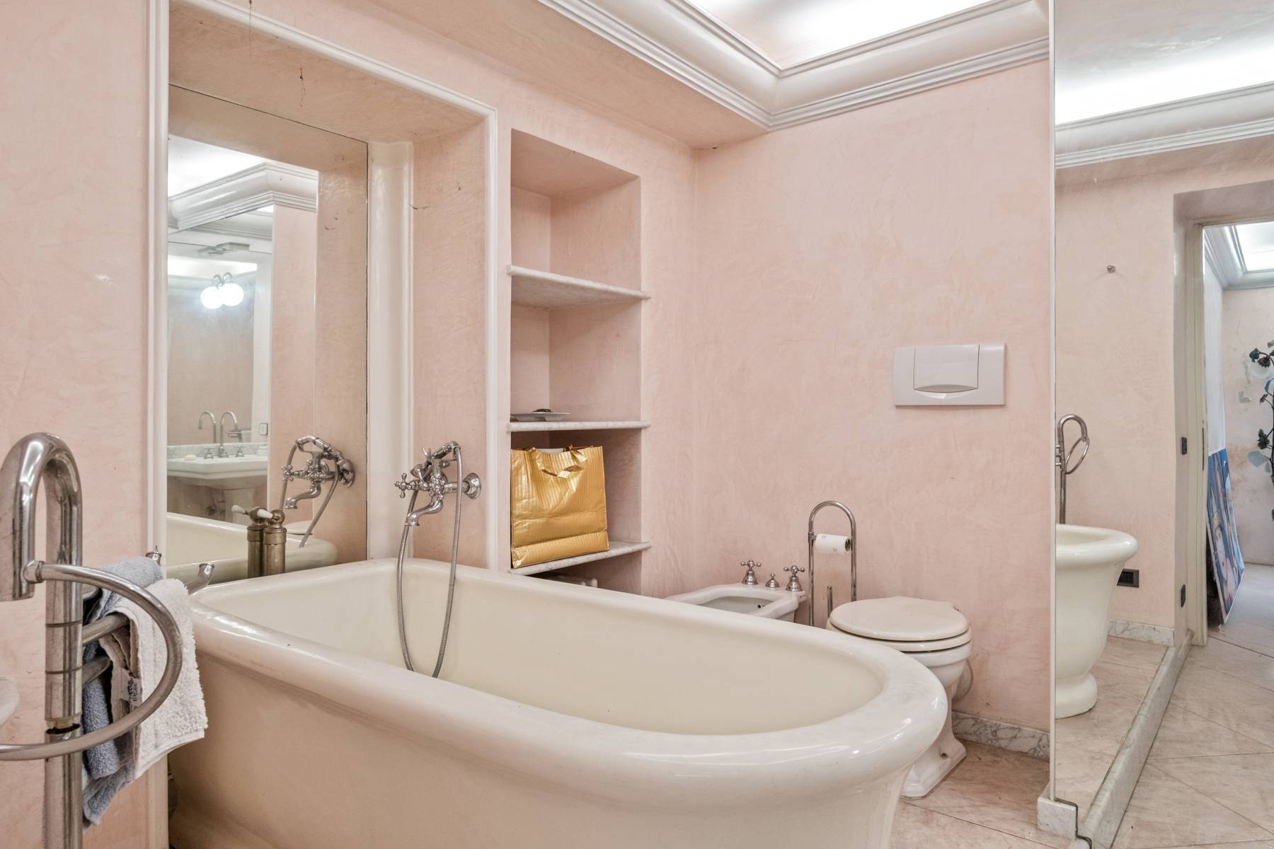 Luino, Varese, 21016, IT, 9 Bedrooms Bedrooms, ,10 BathroomsBathrooms,Residential,For Sale,1804075