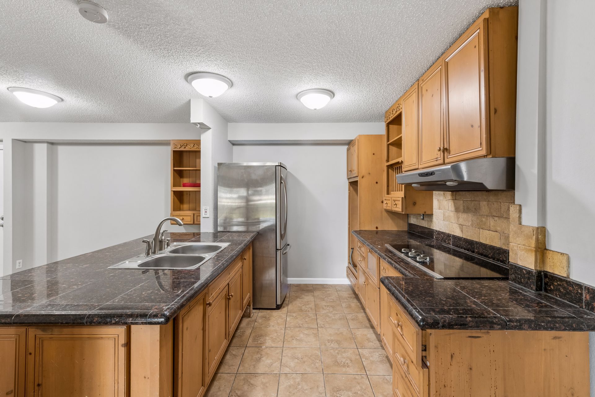 Updated Walkout Condo with Amenities - 物件實景